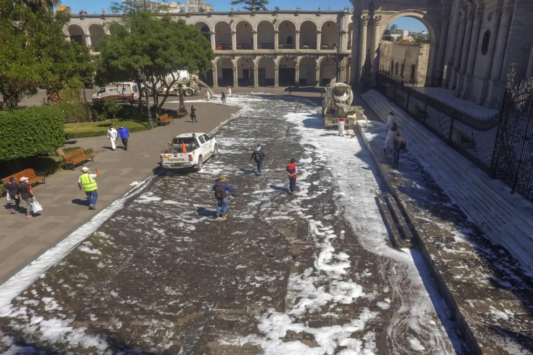 Desinfectan plaza de Armas de Arequipa y demás espacios públicos.
Foto: Municipalidad provincial de Arequipa