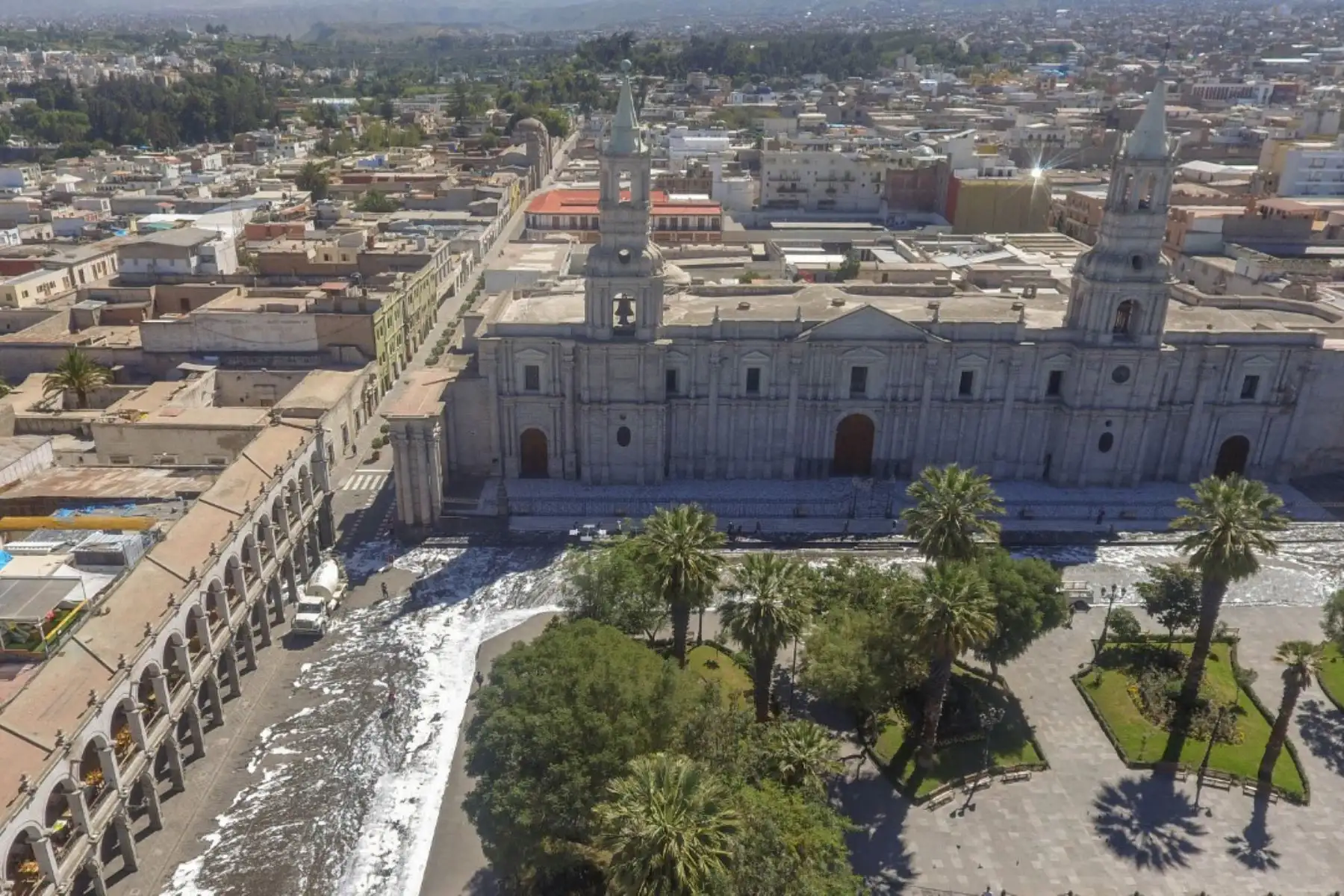 Desinfectan plaza de Armas de Arequipa y demás espacios públicos.
Foto: Municipalidad provincial de Arequipa