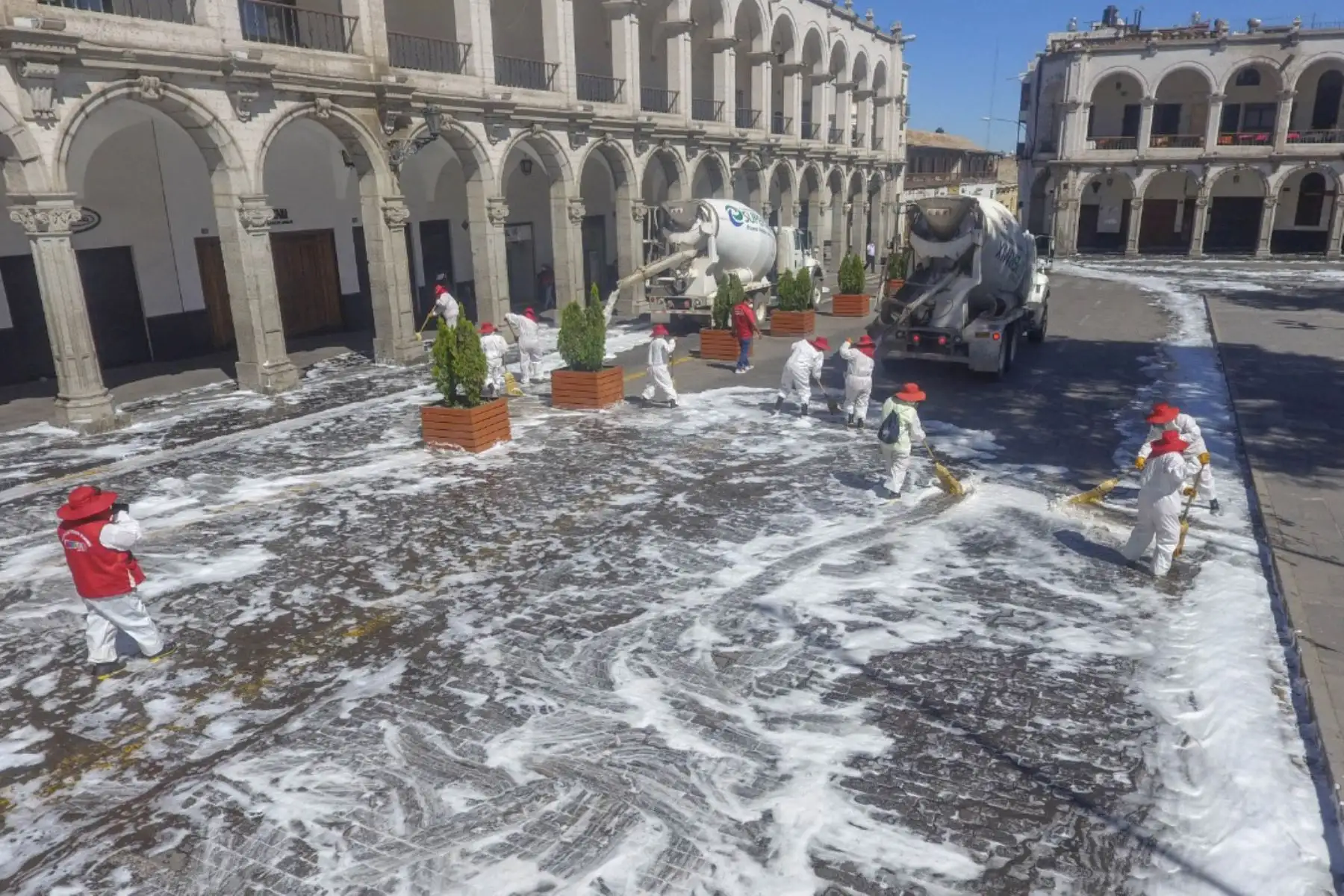 Desinfectan plaza de Armas de Arequipa y demás espacios públicos.
Foto: Municipalidad provincial de Arequipa