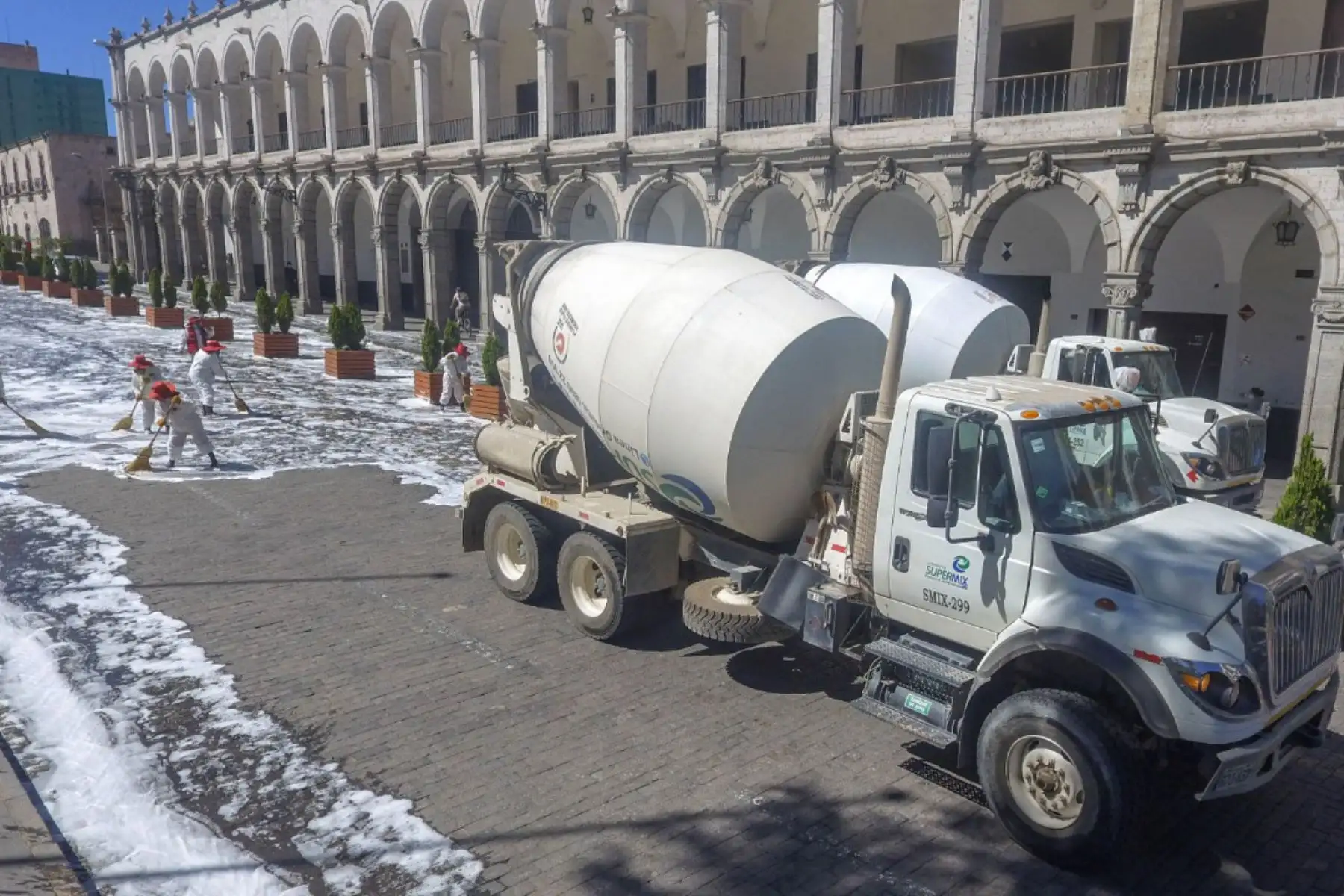 Desinfectan plaza de Armas de Arequipa y demás espacios públicos.
Foto: Municipalidad provincial de Arequipa