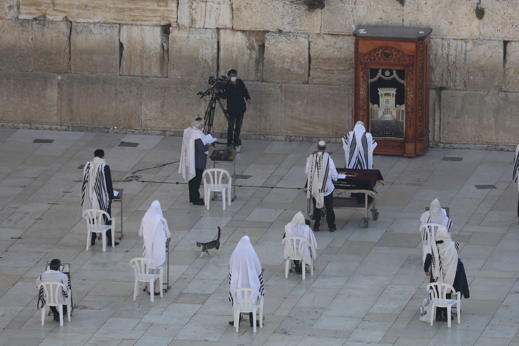 Los judíos ortodoxos, que se cubren la cabeza con chales de oración, se mantienen alejados unos de otros mientras recitan la Bendición Sacerdotal, frente al Muro de las Lamentaciones, en Jerusalén, Israel. Foto; EFE
