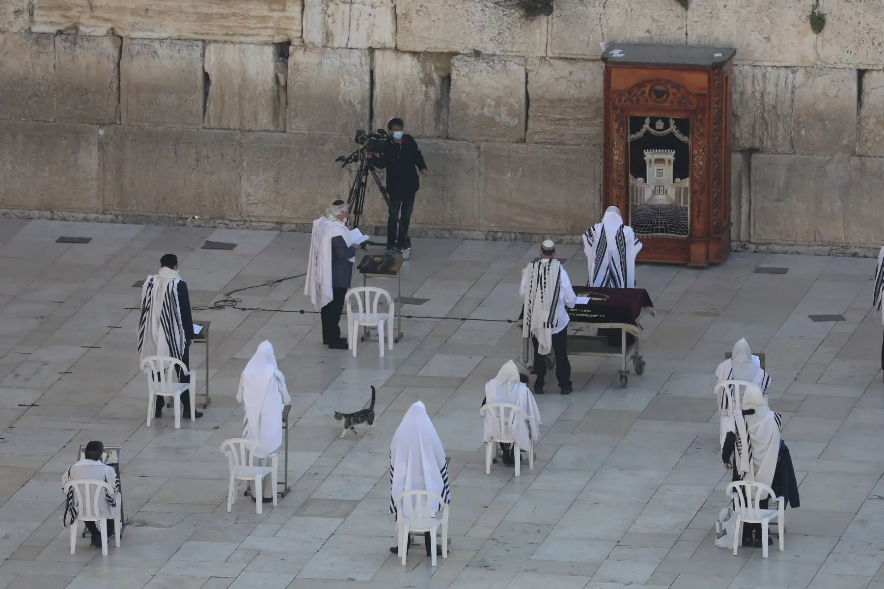 Los judíos ortodoxos, que se cubren la cabeza con chales de oración, se mantienen alejados unos de otros mientras recitan la Bendición Sacerdotal en la Festividad de la Pascua, frente al Muro de las Lamentacioens, en Jerusalén, Israel. 
Foto; EFE