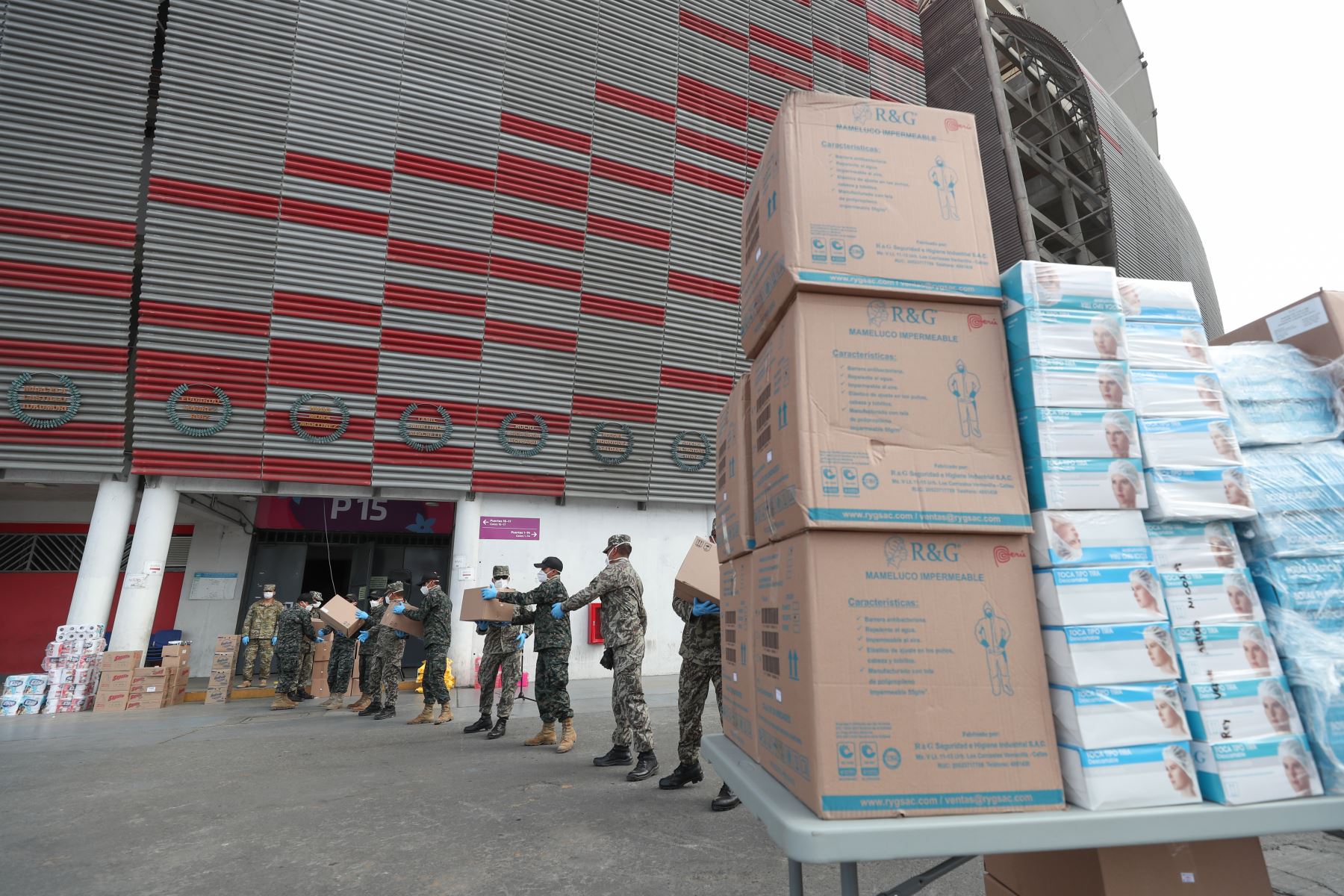 La selección peruana de fútbol realizó una importante donación de productos de protección y de limpieza a las Fuerzas Armadas