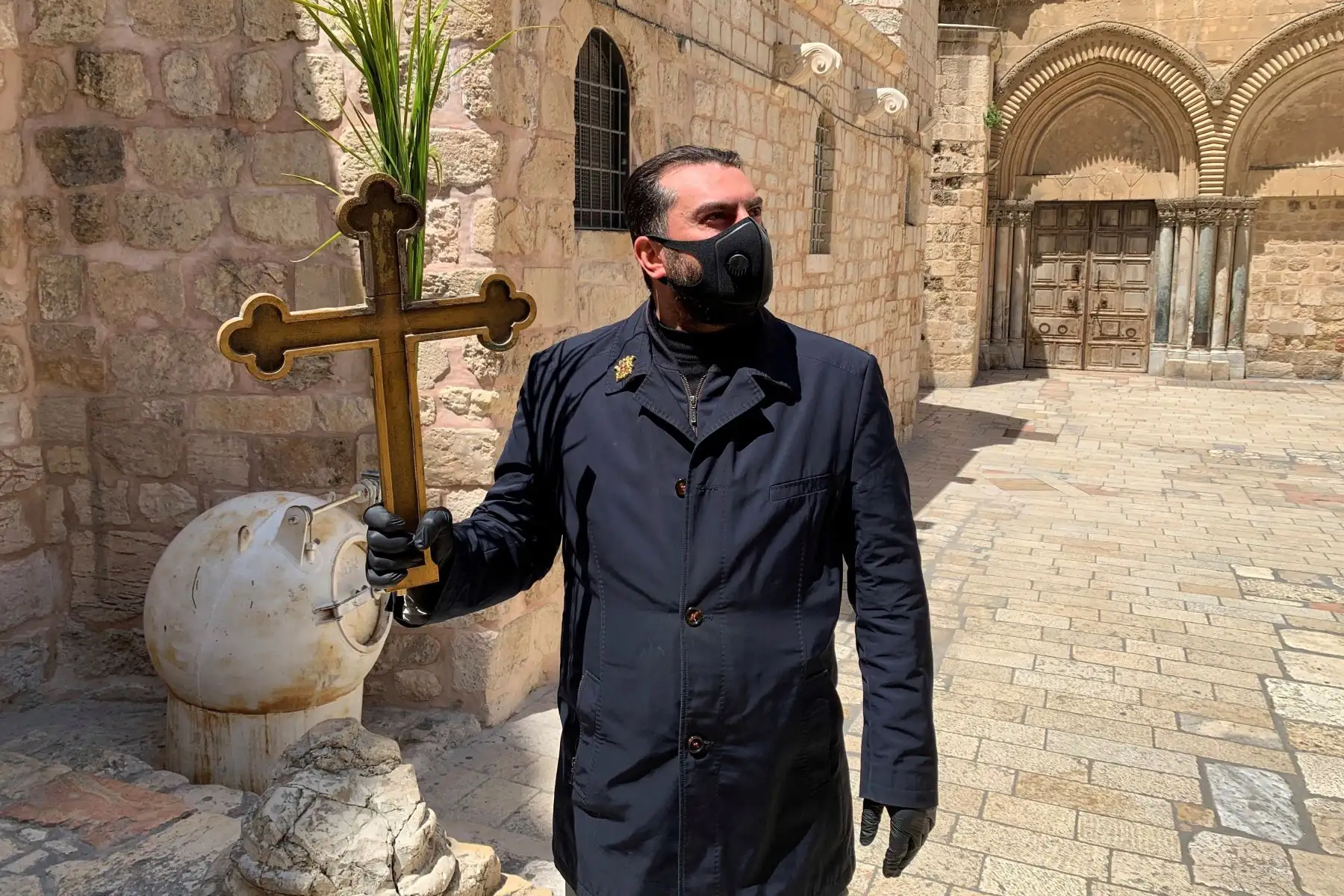 El palestino cristiano, Isa Kasisieh, de madre católica y padre ortodoxo celebra hoy con una hoja de palma y una cruz frente a la Iglesia del Santo Sepulcro el Domingo de Resurrección, que coincide con el de Ramos, en la rama oriental ortodoxa.
Foto: EFE