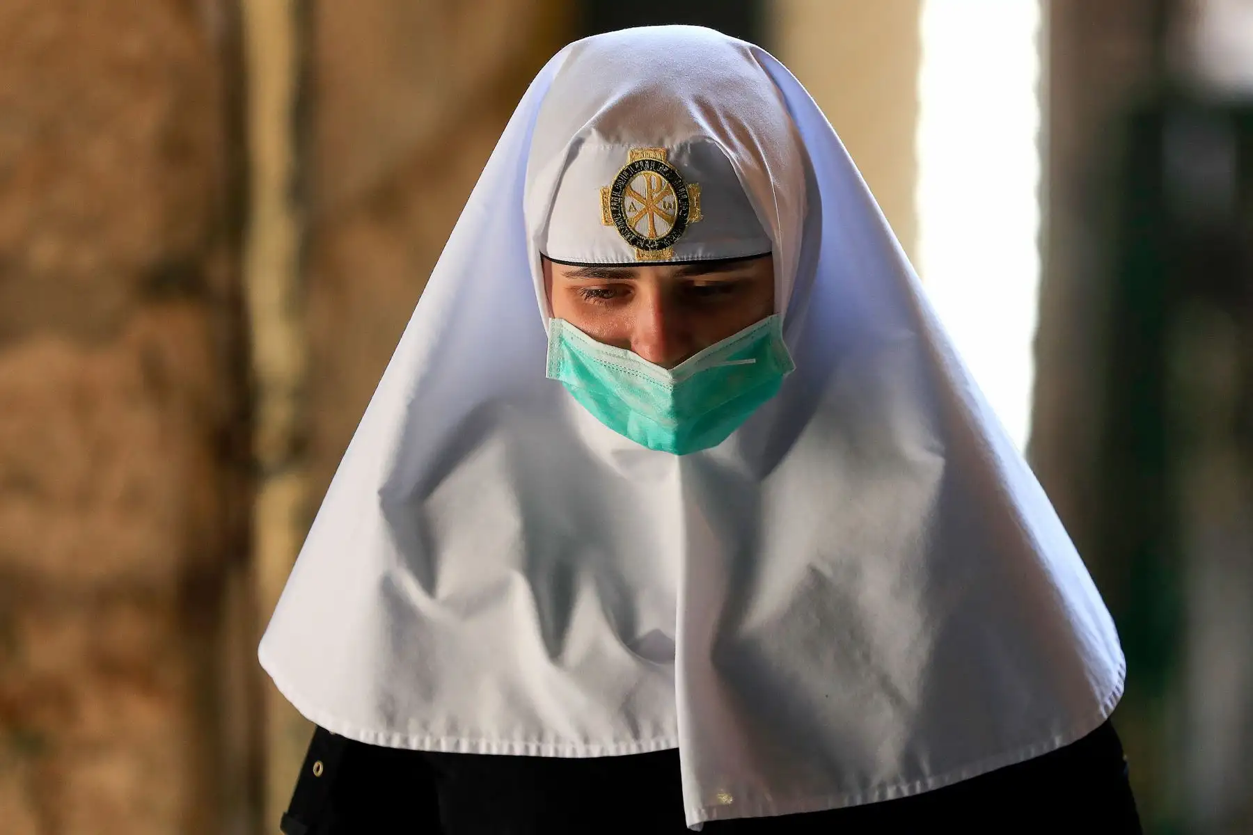Una monja camina por la Vía Dolorosa (Camino del dolor), antes del servicio del Domingo de Pascua en medio del brote de la enfermedad del coronavirus (COVID-19), en la Ciudad Vieja de Jerusalén.
Foto: AFP