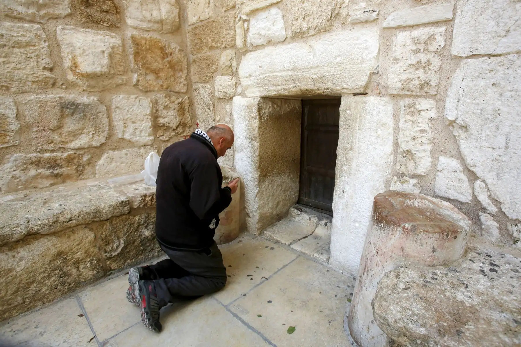 Un creyente cristiano reza en la puerta cerrada de la Iglesia de la Natividad en la ciudad cisjordana de Belén, durante el servicio del domingo de Pascua en medio del brote de la enfermedad por coronavirus.
Foto:AFP