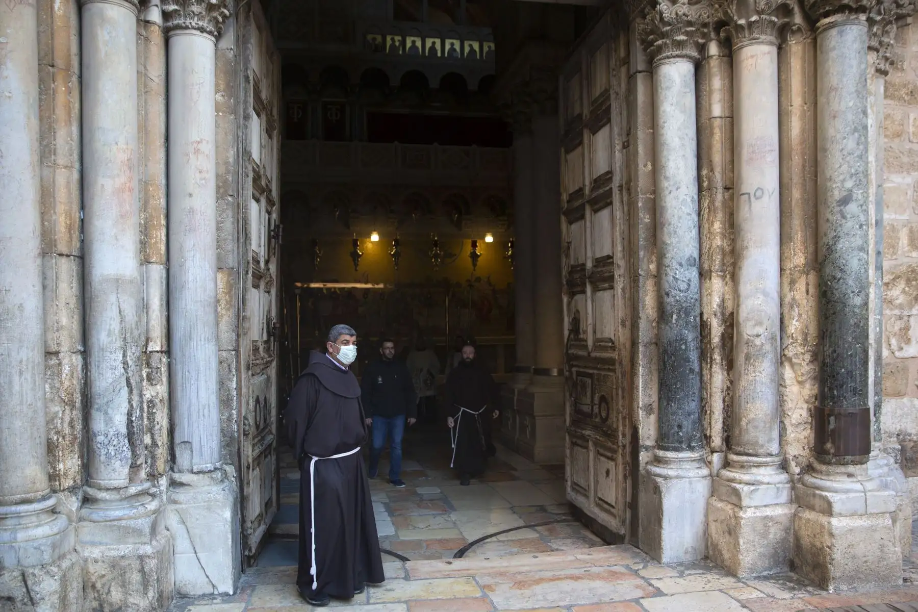 Un clérigo cristiano espera el Domingo de Pascua en la Iglesia del Santo Sepulcro antes del inicio del servicio del Domingo de Pascua en medio del brote de la enfermedad del coronavirus (COVID-19), en la Ciudad Vieja de Jerusalén .
Foto: AFP