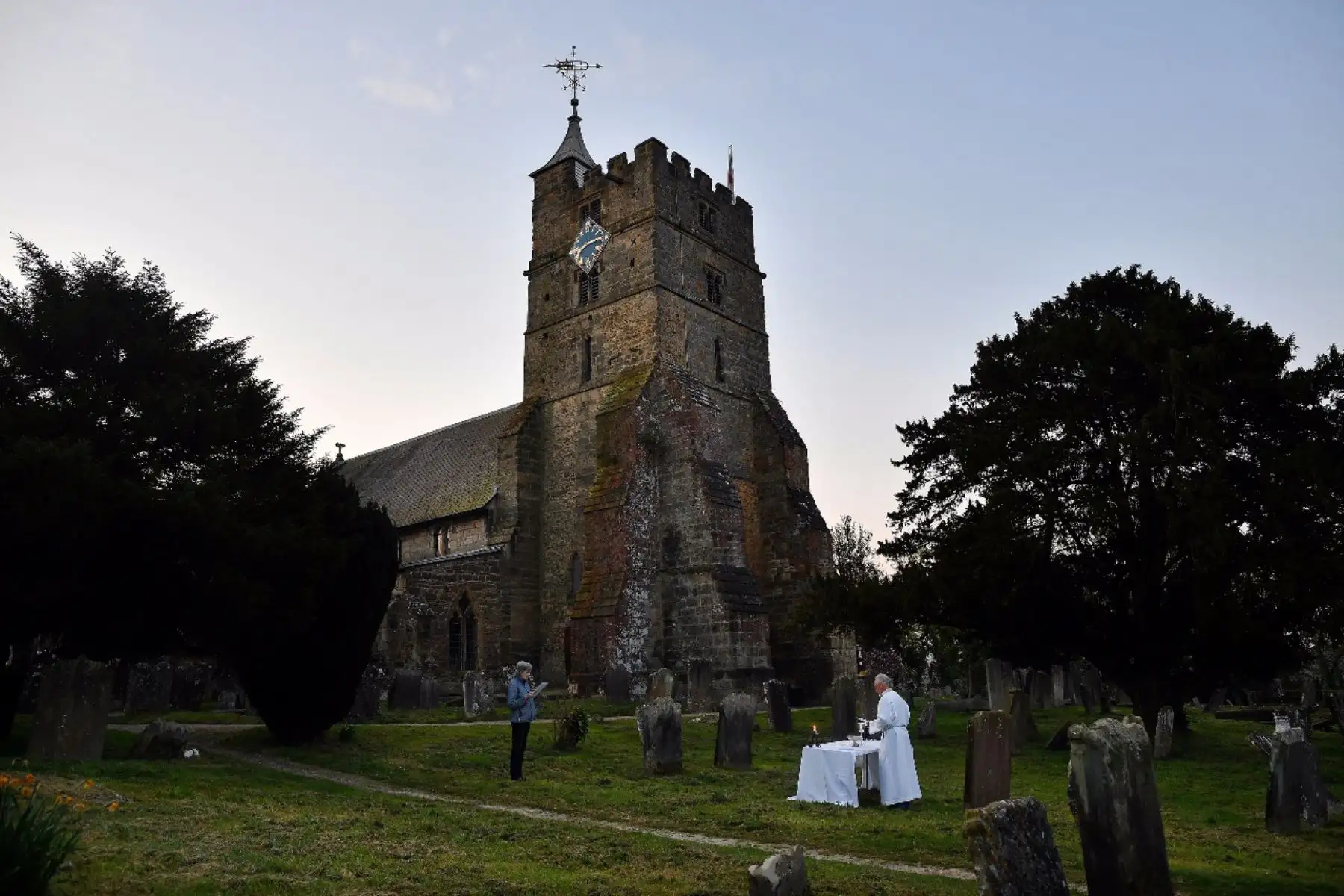 El Vicario del Reverendo Campbell Paget de Brenchley lleva a cabo un Servicio de Pascua a un solo miembro de la congregación, al amanecer en el cementerio de la Iglesia de Todos los Santos en Brenchley, sureste de Inglaterra.
Foto: AFP