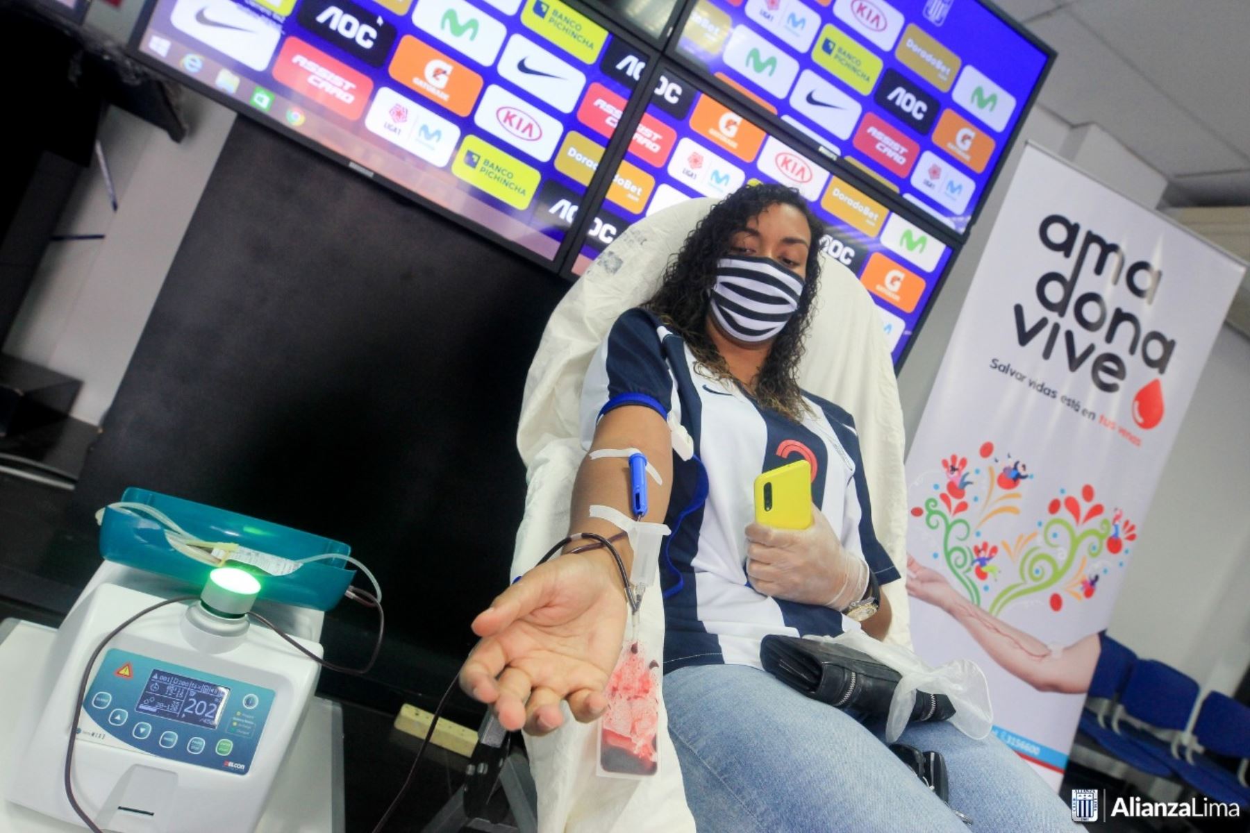 El equipo de voleibol de Alianza Lima se sumó a la campaña de donación de sangre que emprende el Ministerio de Salud