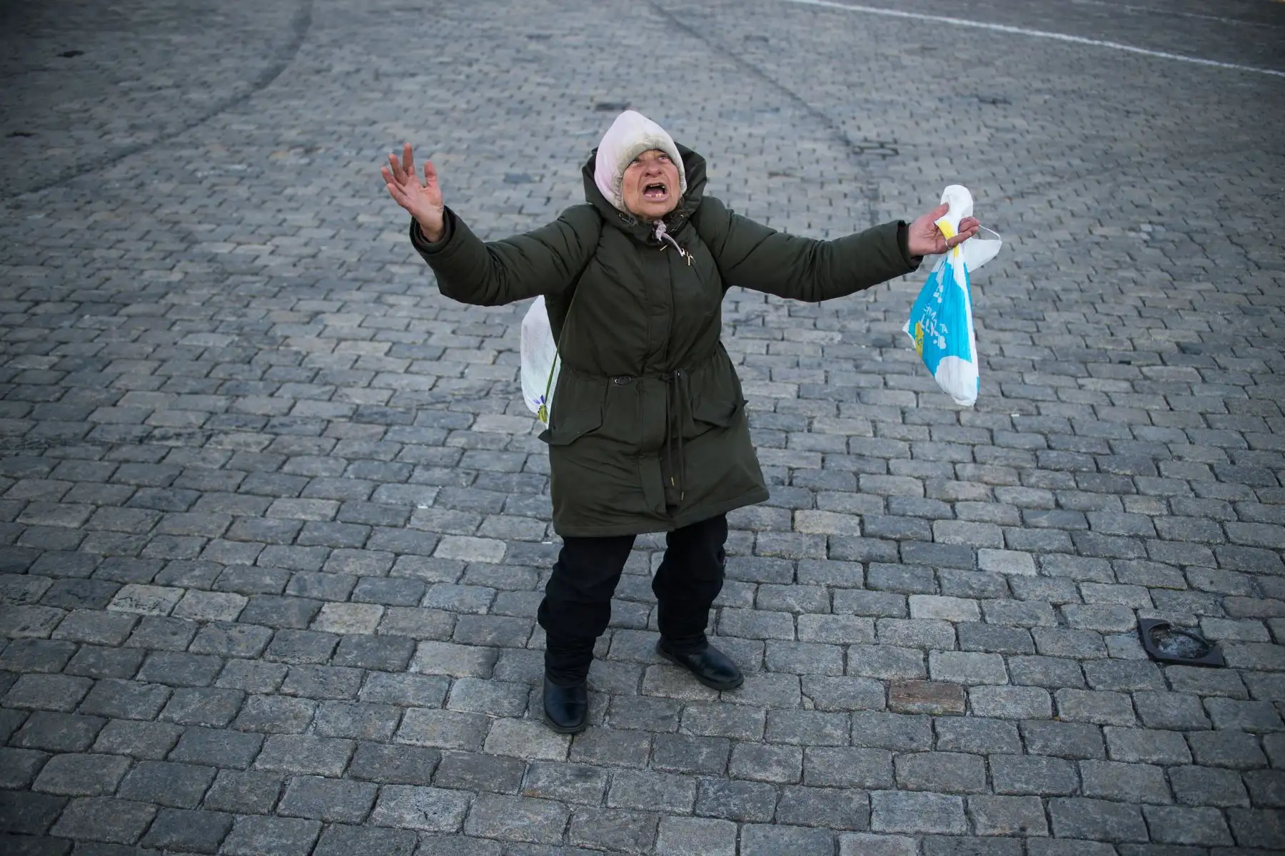 Una mujer reza frente a la catedral dorada de Alexander Nevski durante el servicio del Domingo de Ramos en Sofía  en medio del brote de la enfermedad por coronavirus en Bulgaria.
Foto: AFP