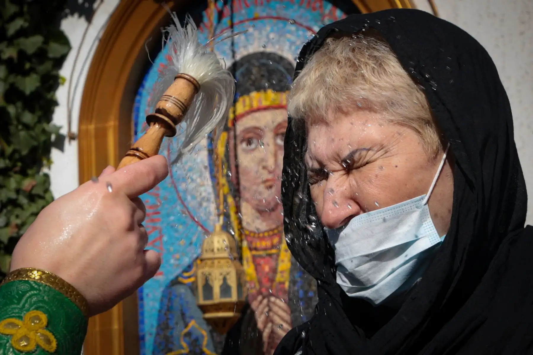 Un creyente ortodoxo ruso es bendecido durante el servicio del Domingo de Ramos en el monasterio de la Santísima Trinidad en Simferopol , en medio del brote de  coronavirus. 
Foto: AFP