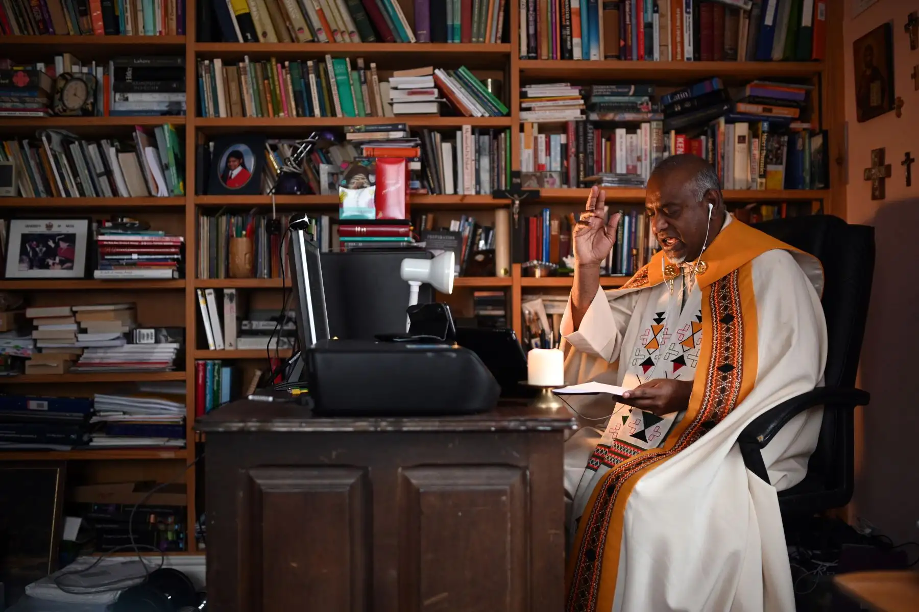 El sacerdote anglicano sudafricano, el muy reverendo Rogers Govender, el decano anglicano de Manchester, pronuncia su oración del domingo de Pascua y el sermón de su estudio en el Decanato de la Catedral de Manchester, en el noroeste de Inglaterra.
Foto: AFP