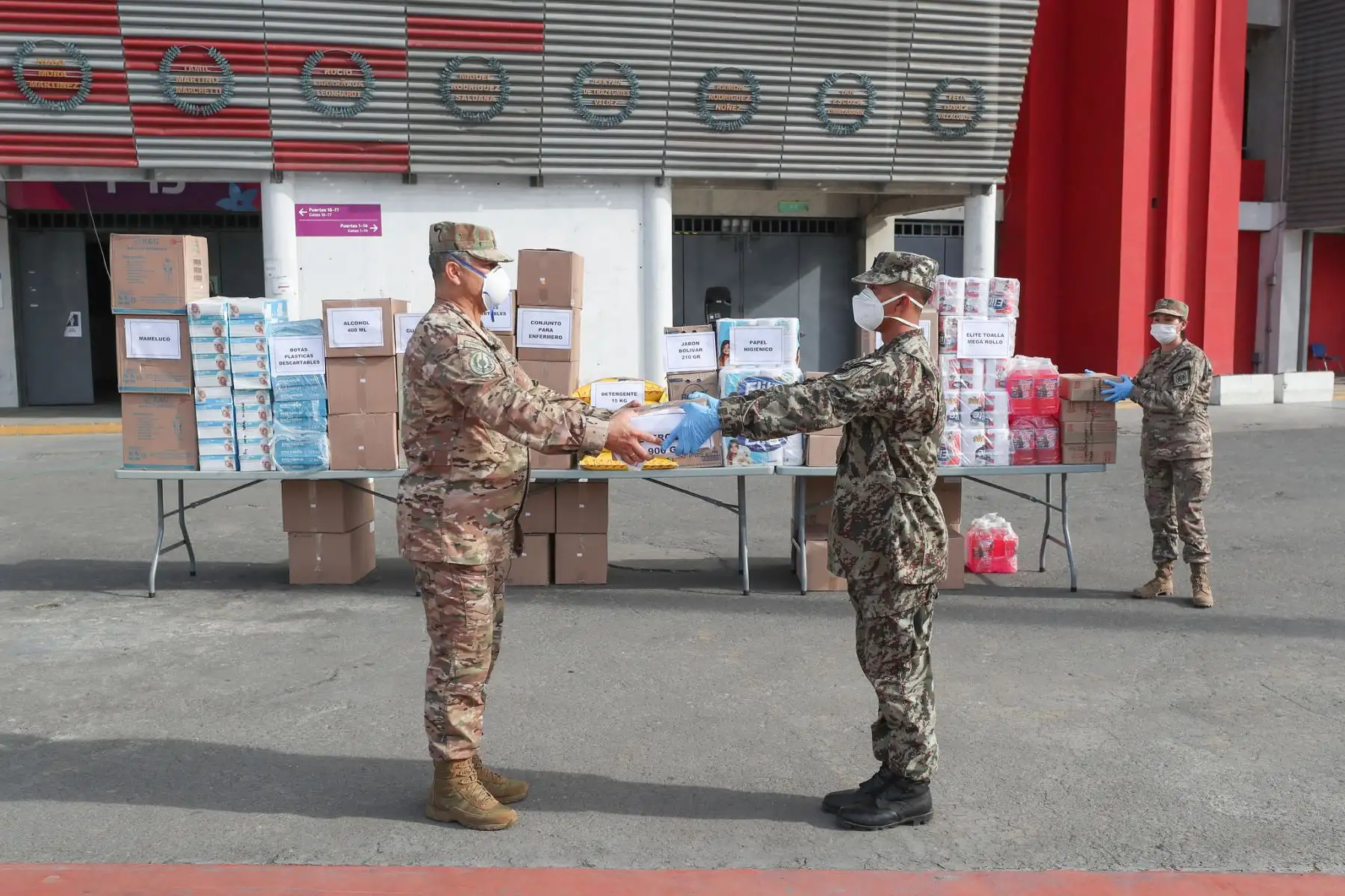 Selección peruana de fútbol donó artículos de protección a las Fuerzas Armadas. Foto: ANDINA/MINDEF
