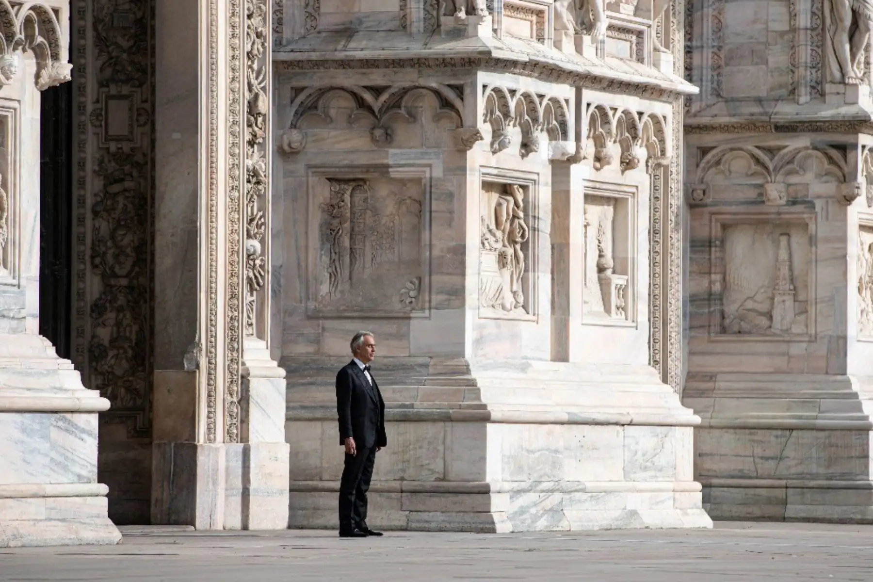 El tenor italiano Andrea Bocelli canta durante un ensayo en una desierta Piazza del Duomo en el centro de Milán, antes de una actuación nocturna sin público para el mundo herido por la pandemia, durante el cierre del país destinado a frenar la propagación de la infección COVID-19. Foto: AFP