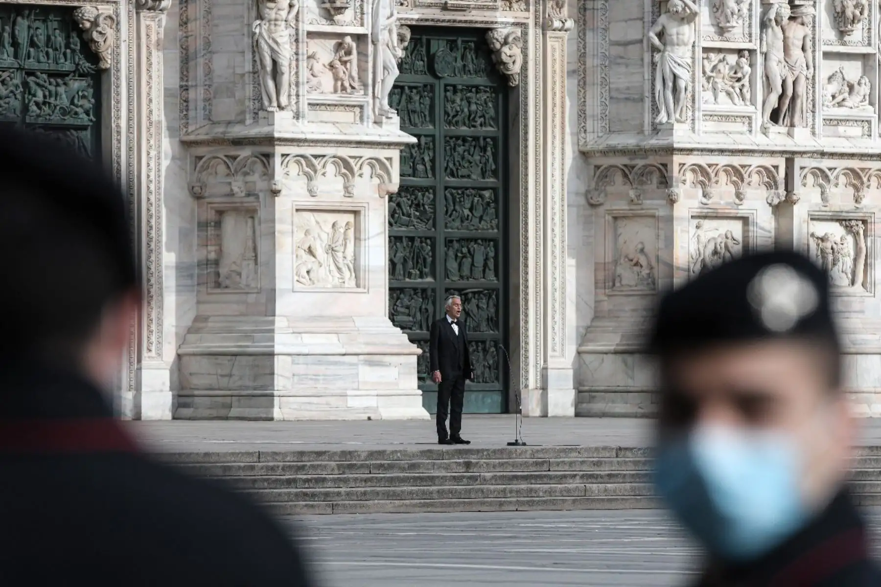 El tenor italiano Andrea Bocelli canta durante un ensayo en una desierta Piazza del Duomo en el centro de Milán, antes de una actuación nocturna sin público para el mundo herido por la pandemia, durante el cierre del país destinado a frenar la propagación de la infección COVID-19. Foto: AFP