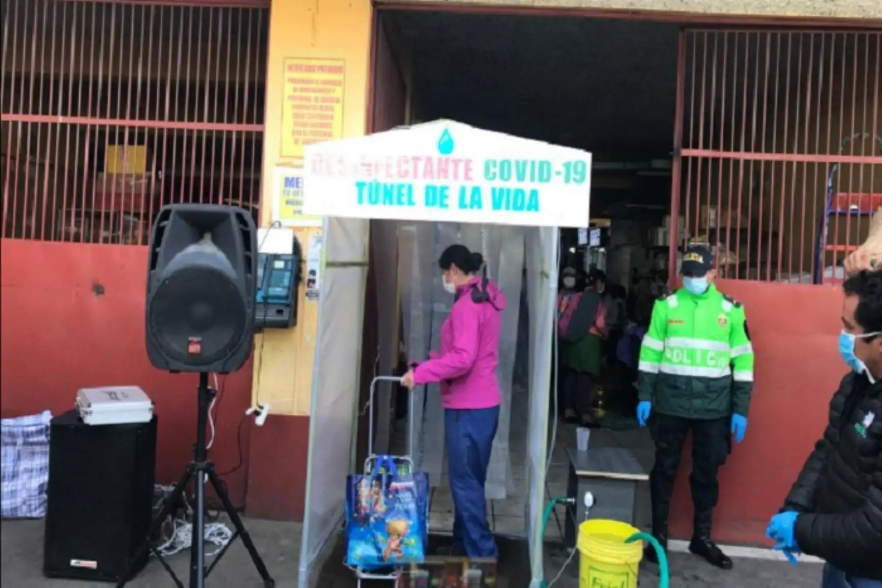 Para el diseño de este túnel se han empleado tubos de PVC, un motor, un sistema nebulizador y plástico de polietileno. Toda aquella persona que ingrese a la cámara es desinfectada con alcohol a través de una regadera.