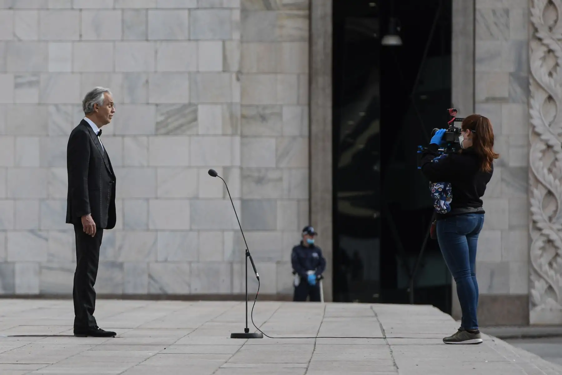 El tenor italiano Andrea Bocelli canta durante un ensayo en una desierta Piazza del Duomo en el centro de Milán, antes de una actuación nocturna sin público para el mundo herido por la pandemia, durante el cierre del país destinado a frenar la propagación de la infección COVID-19. Foto: AFP
