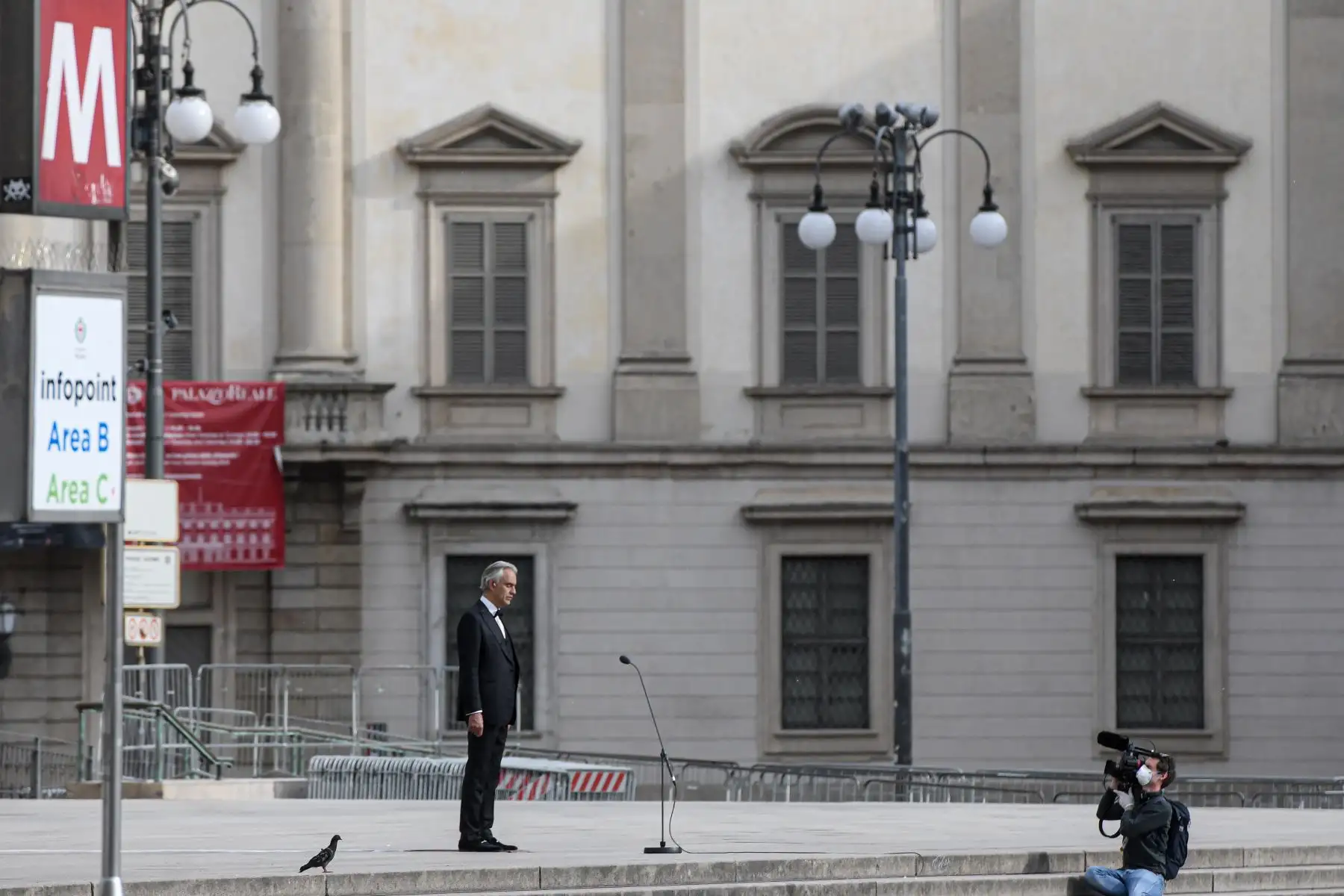 El tenor italiano Andrea Bocelli canta durante un ensayo en una desierta Piazza del Duomo en el centro de Milán, antes de una actuación nocturna sin público para el mundo herido por la pandemia, durante el cierre del país destinado a frenar la propagación de la infección COVID-19. Foto: AFP