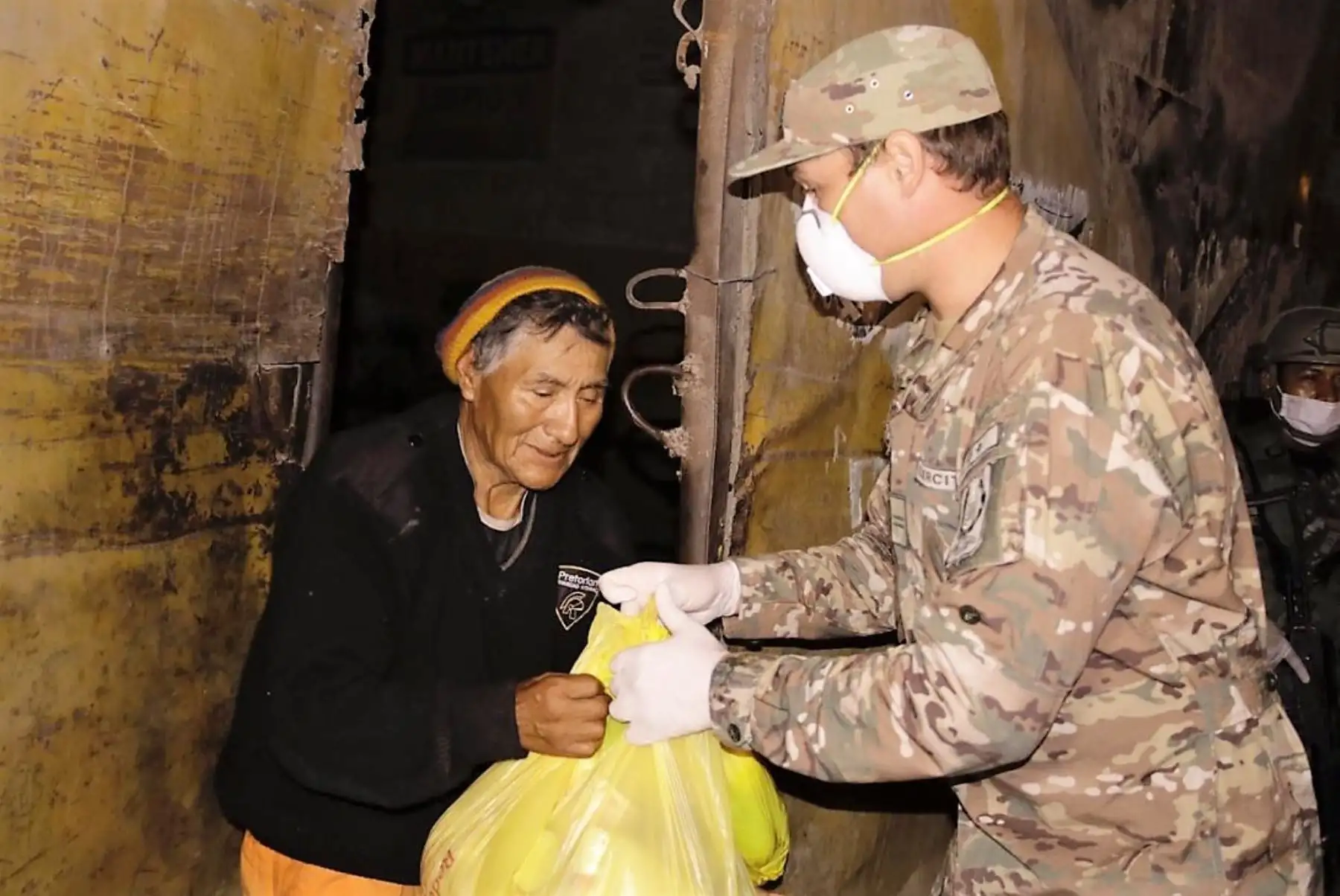 De madrugada, el alcalde George Forsyth encabezó jornada de reparto de alimentos en La Victoria.