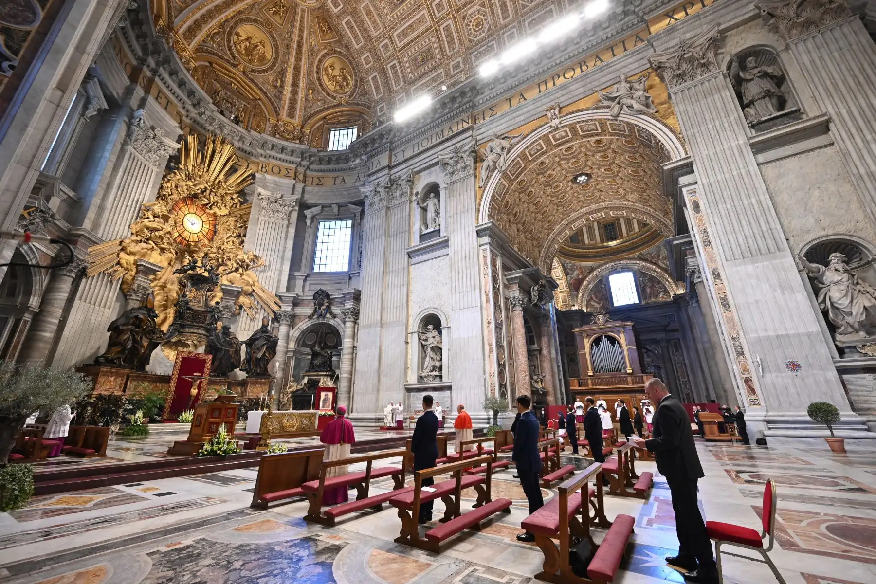 Una vista general muestra a pocos asistentes y al Papa Francisco mientras celebra la misa del domingo de Pascua  a puertas cerradas en la Basílica de San Pedro en el Vaticano.
Foto. AFP