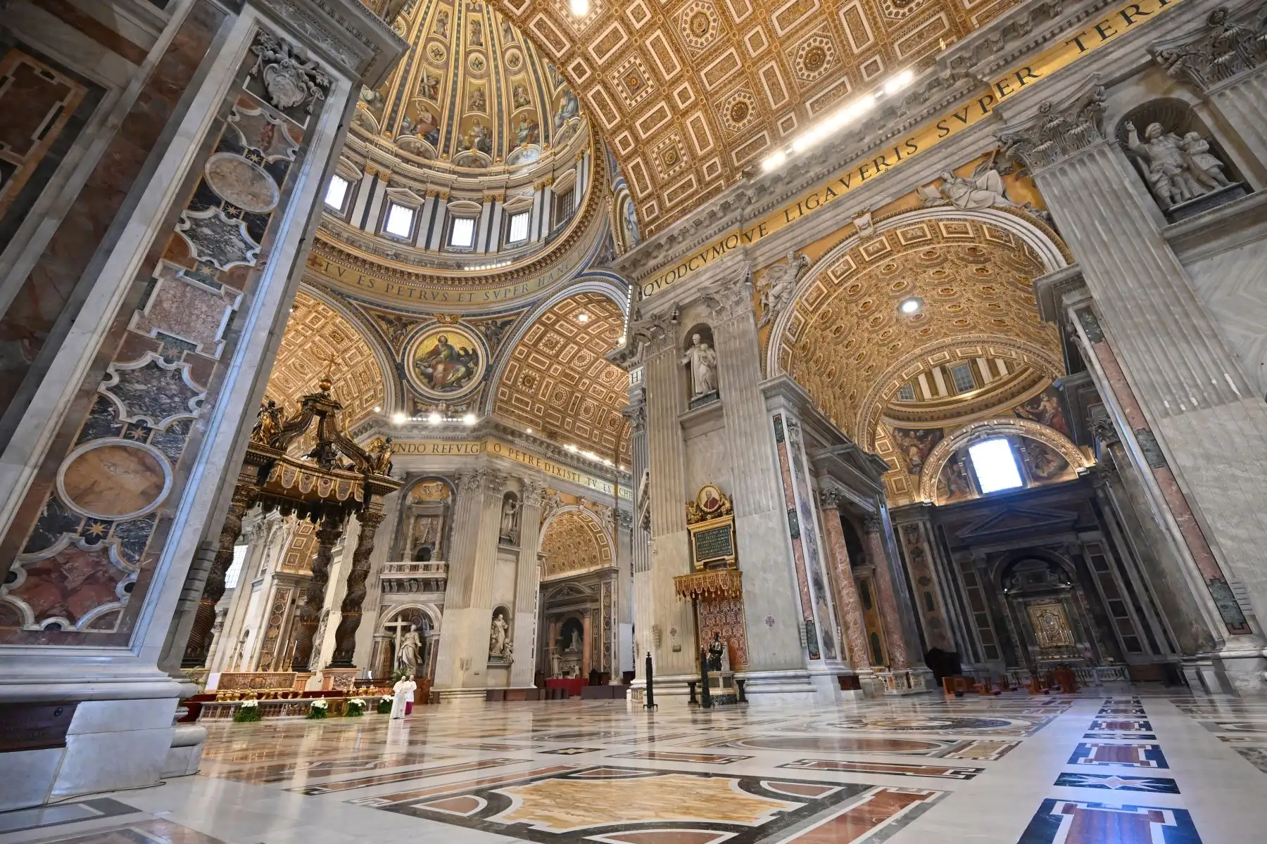 Una vista general muestra que el Papa Francisco entregó su mensaje de Urbi et Orbi después de la misa del domingo de Pascua a puerta cerrada en la Basílica de San Pedro en el Vaticano.
Foto: AFP