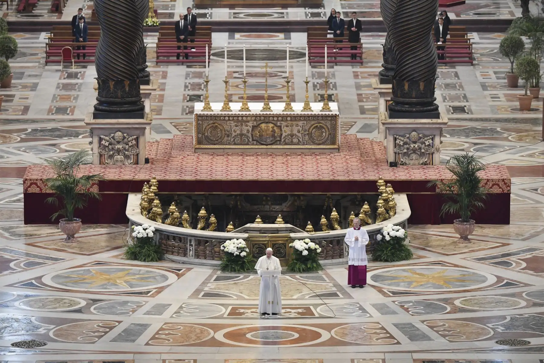 El Papa Francisco entregar su mensaje de Urbi et Orbi después de la misa del domingo de Pascua a puerta cerrada en la Basílica de San Pedro en el Vaticano.
Foto: AFP
