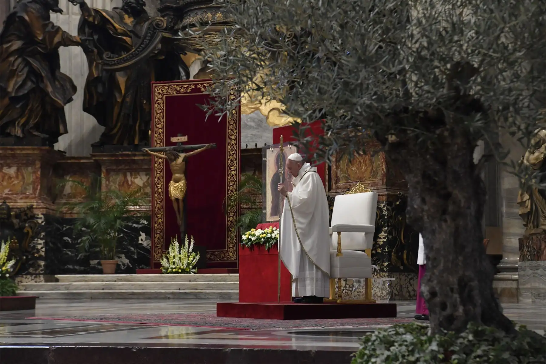 El Papa Francisco durante la misa del domingo de Pascua  a puerta cerrada en la Basílica de San Pedro en el Vaticano.
Foto: AFP