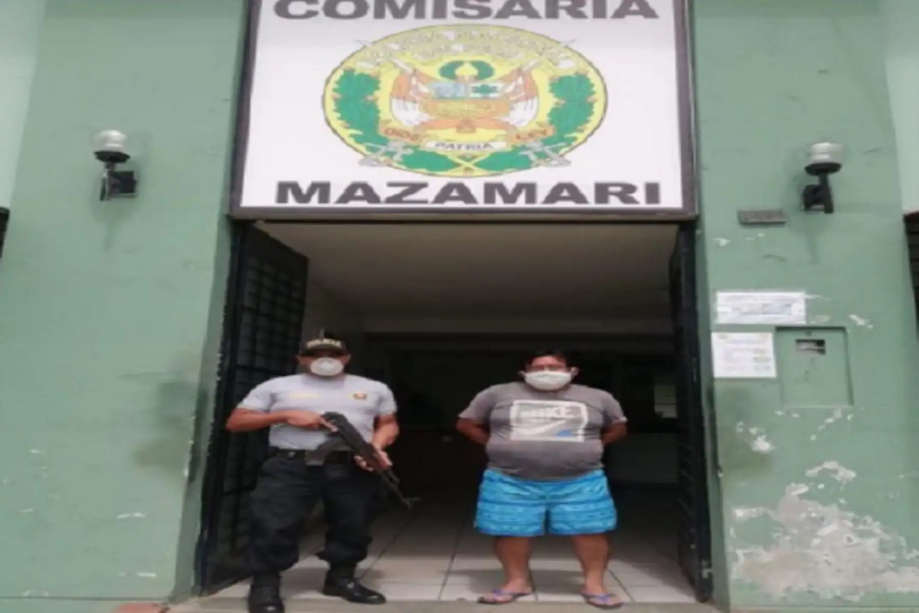 La intervención se produjo luego de que la Policía tuviera conocimiento que dicho sujeto había realizado una publicación en su cuenta de Facebook, indicando nombres y apellidos de un hombre de 70 años de edad, que presentaría síntomas del covid-19; por lo que los efectivos procedieron a su búsqueda y captura.