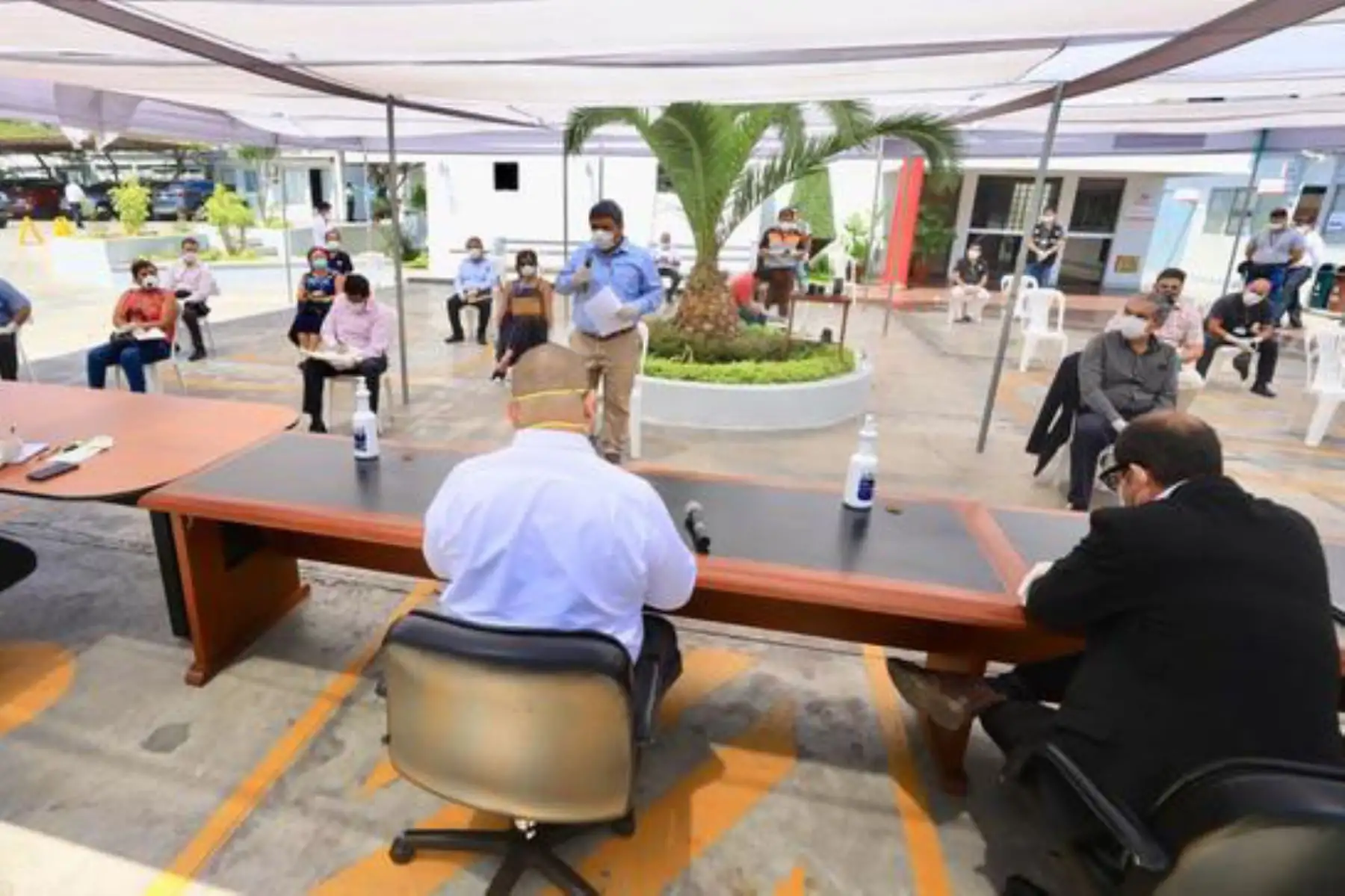 Ministro de Justicia escucha propuestas de trabajadores del INPE para enfrentar COVID-19.
Foto: Minjus
