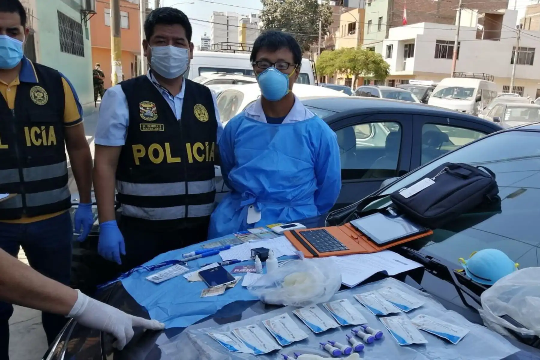 Intervienen a ciudadano chino en posesión de pruebas rápidas d Covid-19. Foto: Twitter PNP