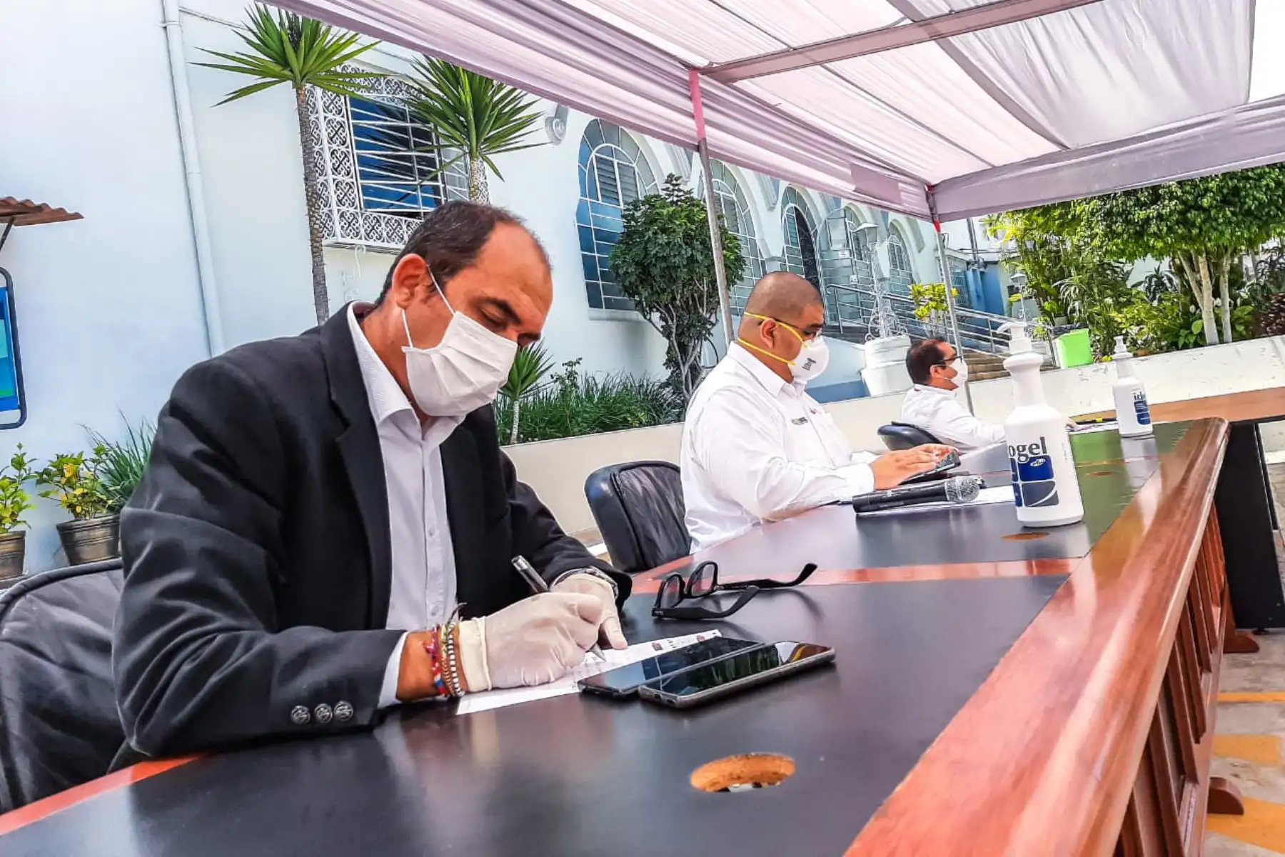 El ministro de Justicia y Derechos Humanos, Fernando Castañeda, lideró la reunión con los representantes de los sindicatos del  INPE, donde explicó algunas de las acciones que se vienen tomando para tener una respuesta ante el coronavirus en los penales.
Foto: Minjus