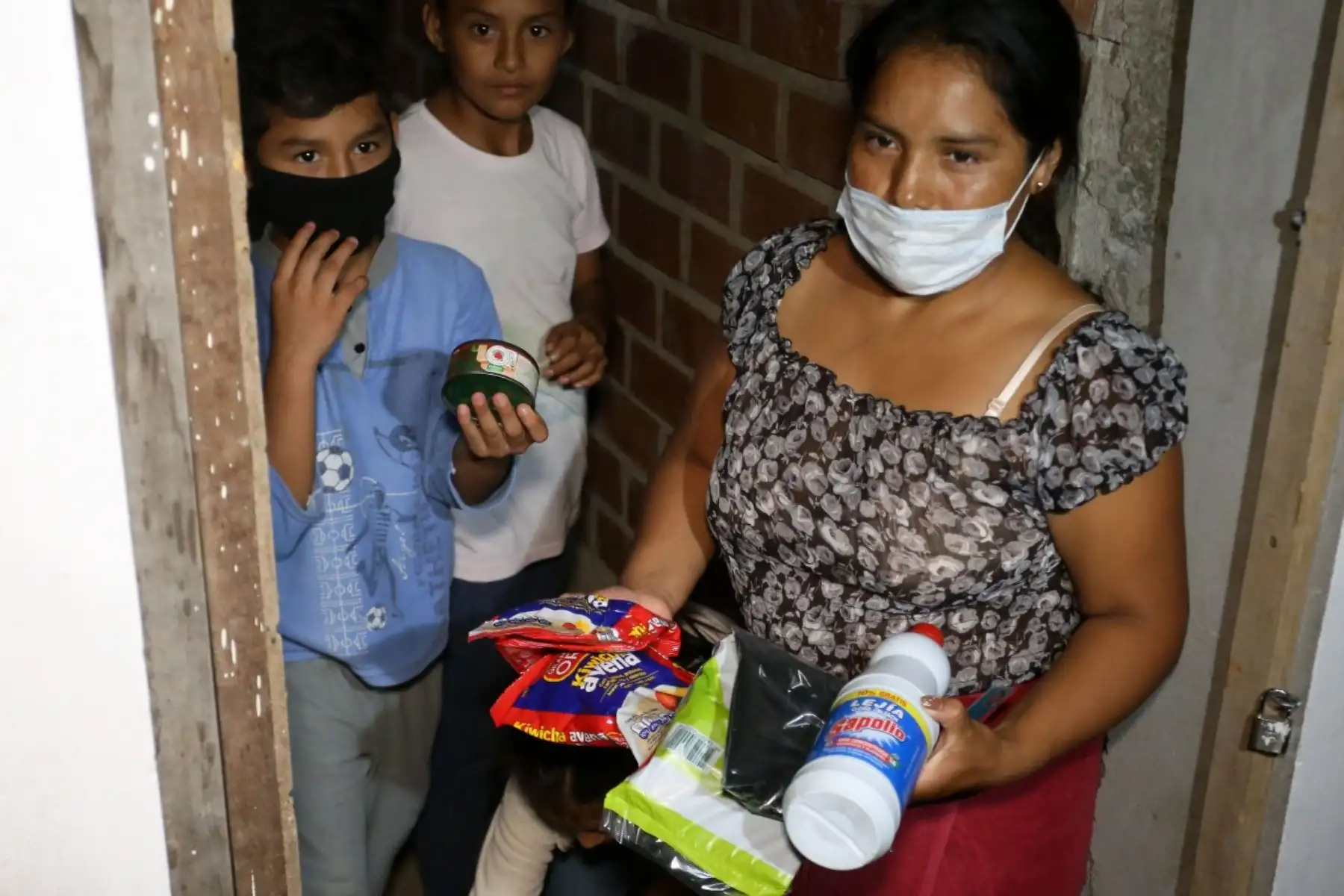MLM entregó vecinos de SJM 1,400 canastas de víveres a familias en situación vulnerable, en apoyo contra el Covi-19.Foto:ANDINA/MLM