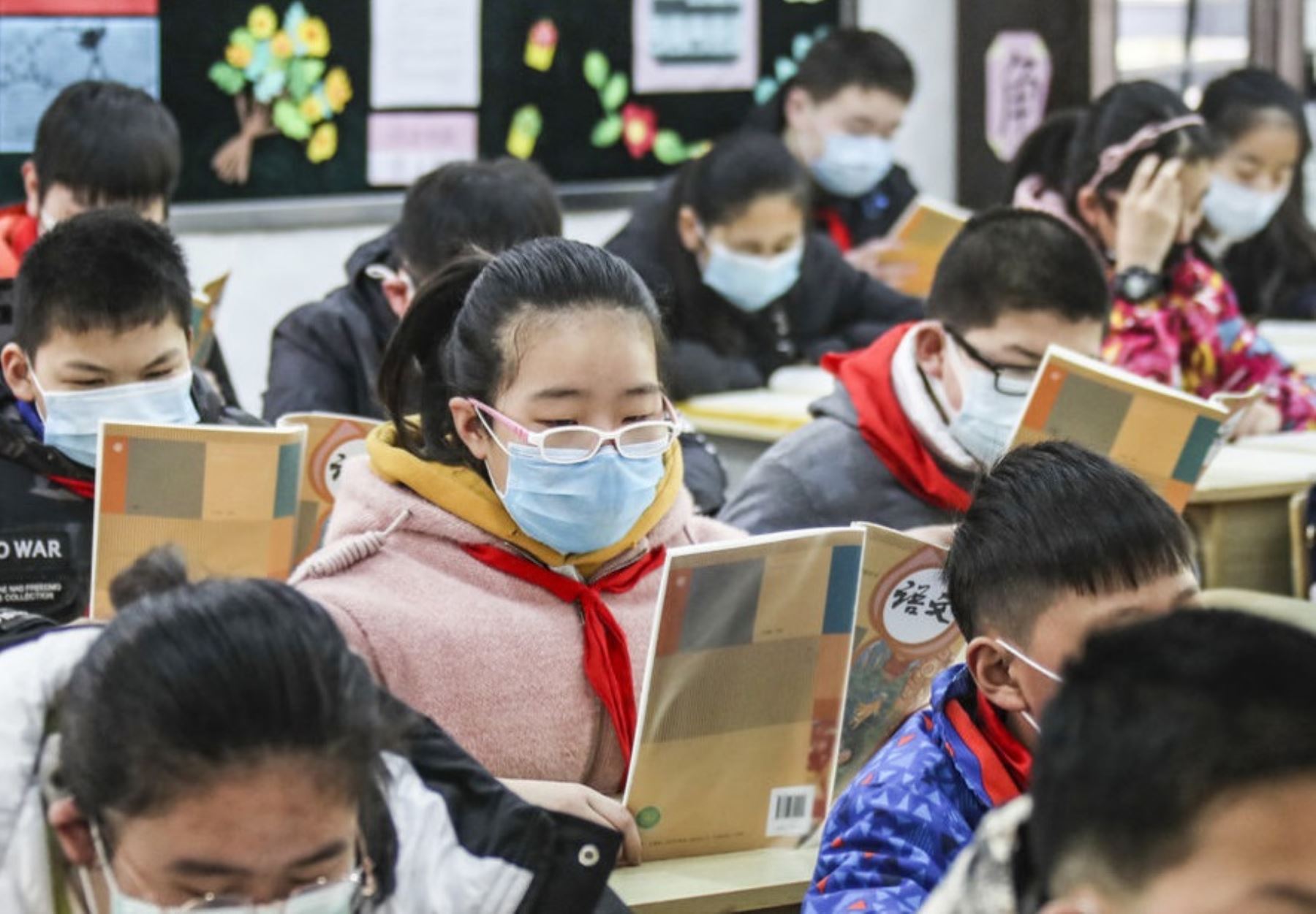 La Comisión Municipal de Educación de Pekín anunció que la decisión de retomar antes las clases de bachillerato tiene por finalidad que los estudiantes puedan prepararse para las exigentes pruebas de selectividad, que se celebrarán entre el 7 y el 10 de julio. Foto: VPItv