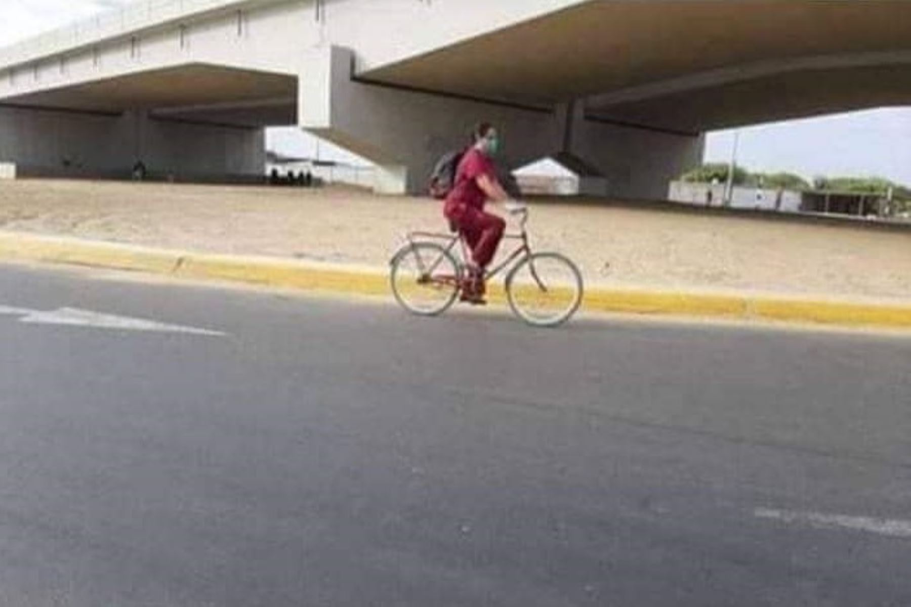 Esta es la imagen difundida en redes sociales que muestra a Yoshida Eto, la heroína de los peruanos, yendo a trabajar montada en su bicicleta.