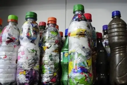 El Ministerio del Ambiente nos enseña a elaborar ecoladrillso, un innovador y útil material de construcción ecológico.