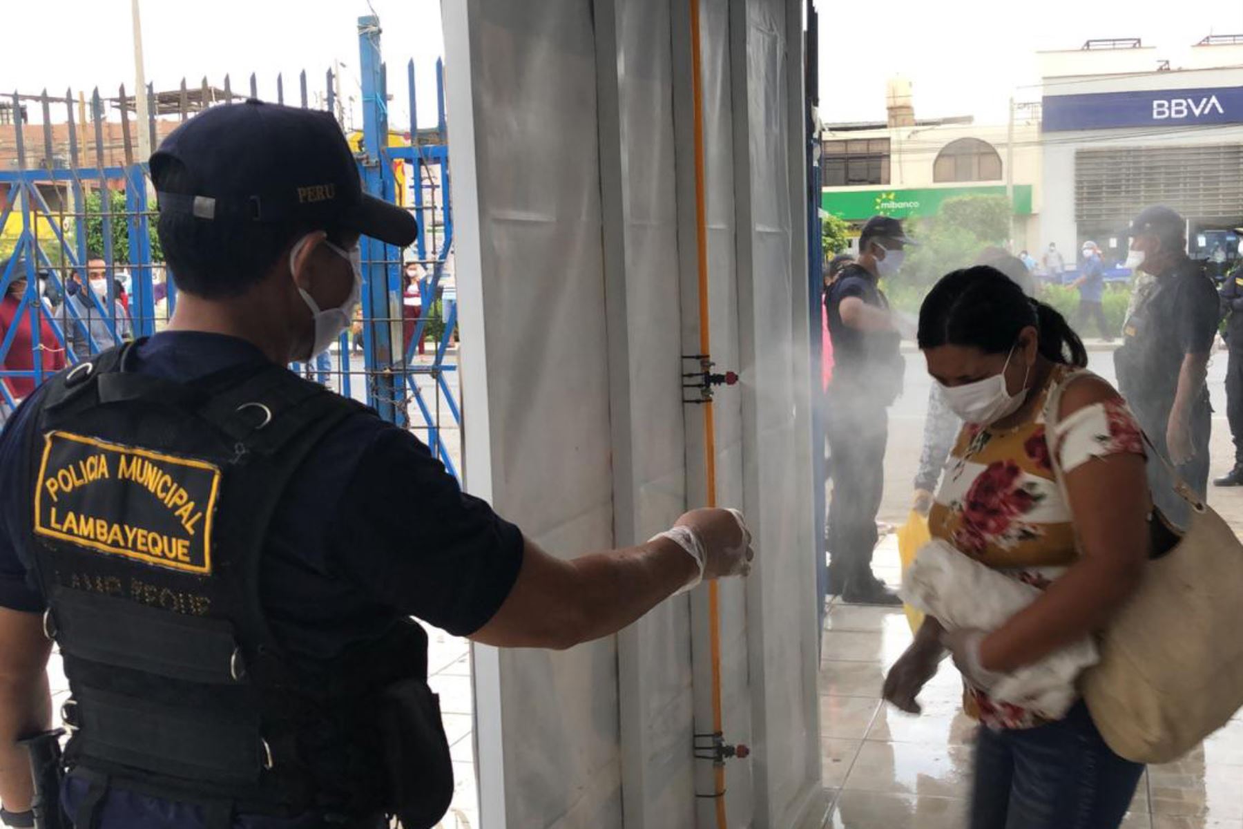 La municipalidad de Lambayeque instaló dos túneles pulverizadores en el ingreso al mercado Modelo para desinfectar a los usuarios. Foto: ANDINA/Difusión