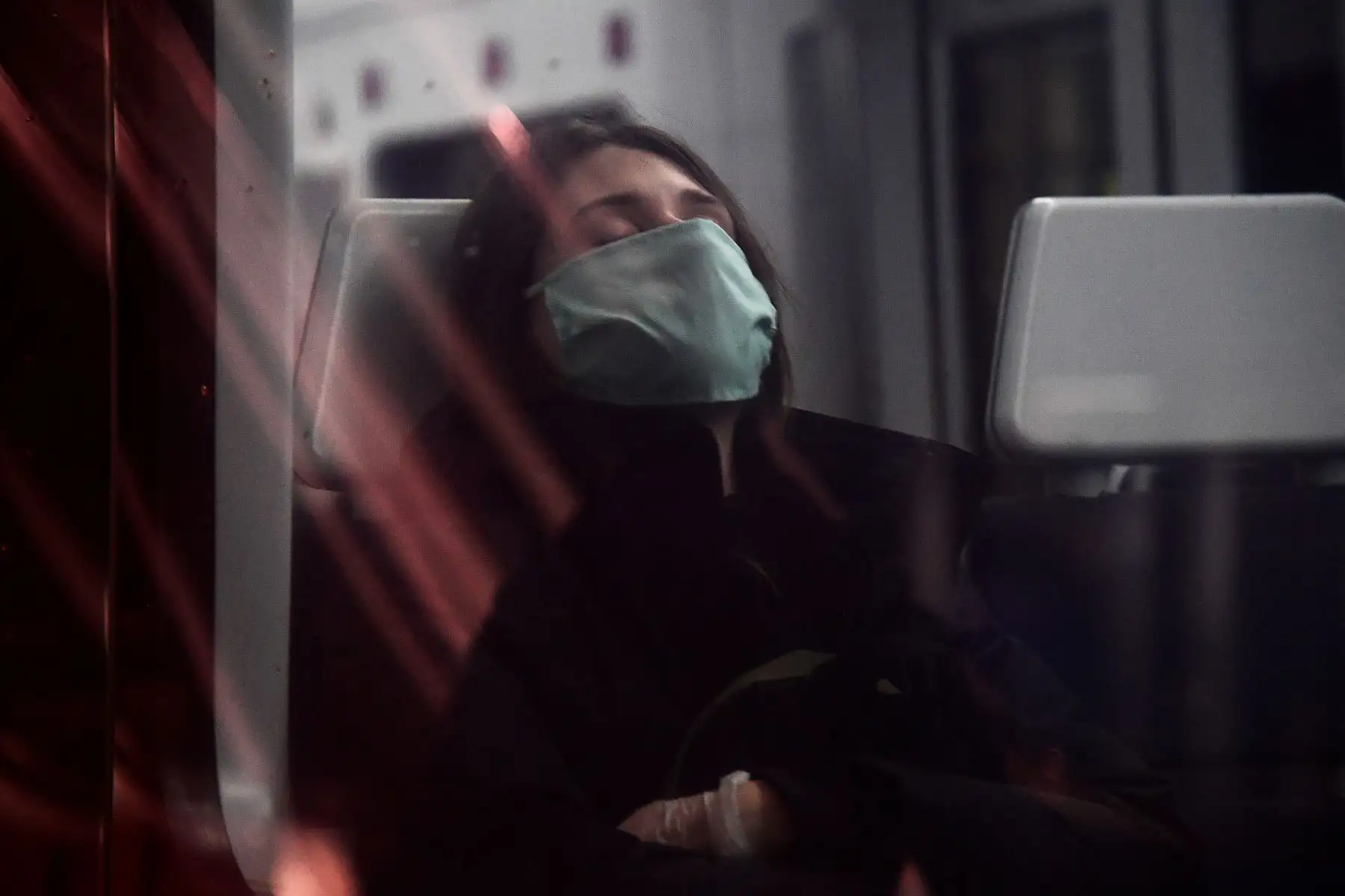 Una mujer con una máscara facial duerme en un tren en la estación de Atocha en Madrid, ya que algunas compañías debían reanudar las operaciones al final de dos semanas de detener todas las actividades no esenciales en medio de un cierre nacional para detener La propagación del coronavirus COVID-19. AFP