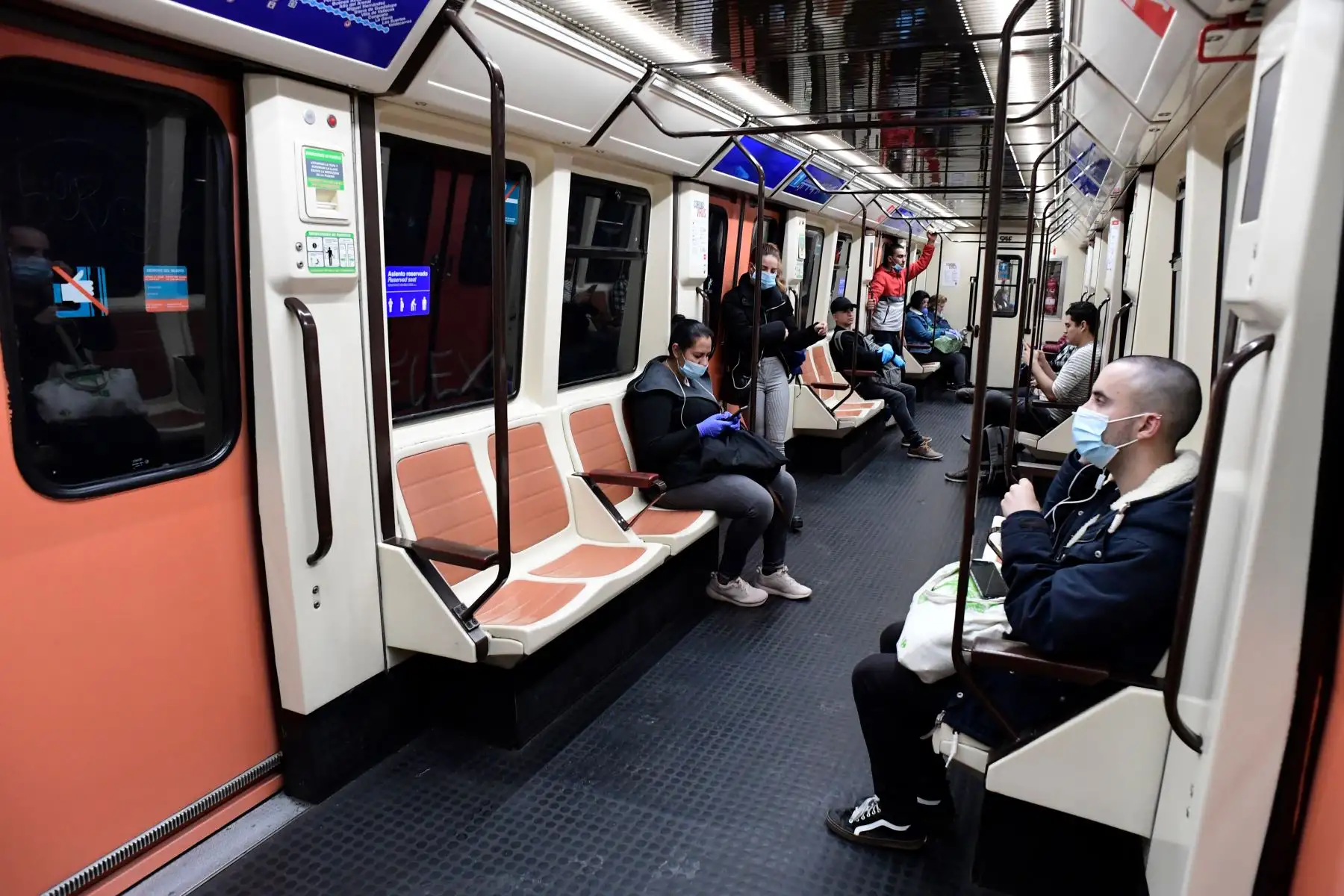 Los pasajeros que usan máscaras faciales se sientan en un tren en la estación de Atocha en Madrid el  ya que algunas compañías reanudaron sus operaciones al final de dos semanas de todas las actividades no esenciales en medio de un cierre nacional para detener la propagación. del coronavirus COVID-19. AFP