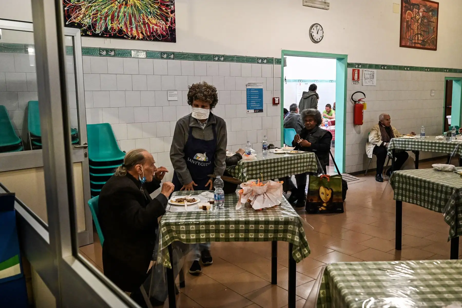 Las personas necesitadas almuerzan en la cantina de la comunidad católica laica de Sant
