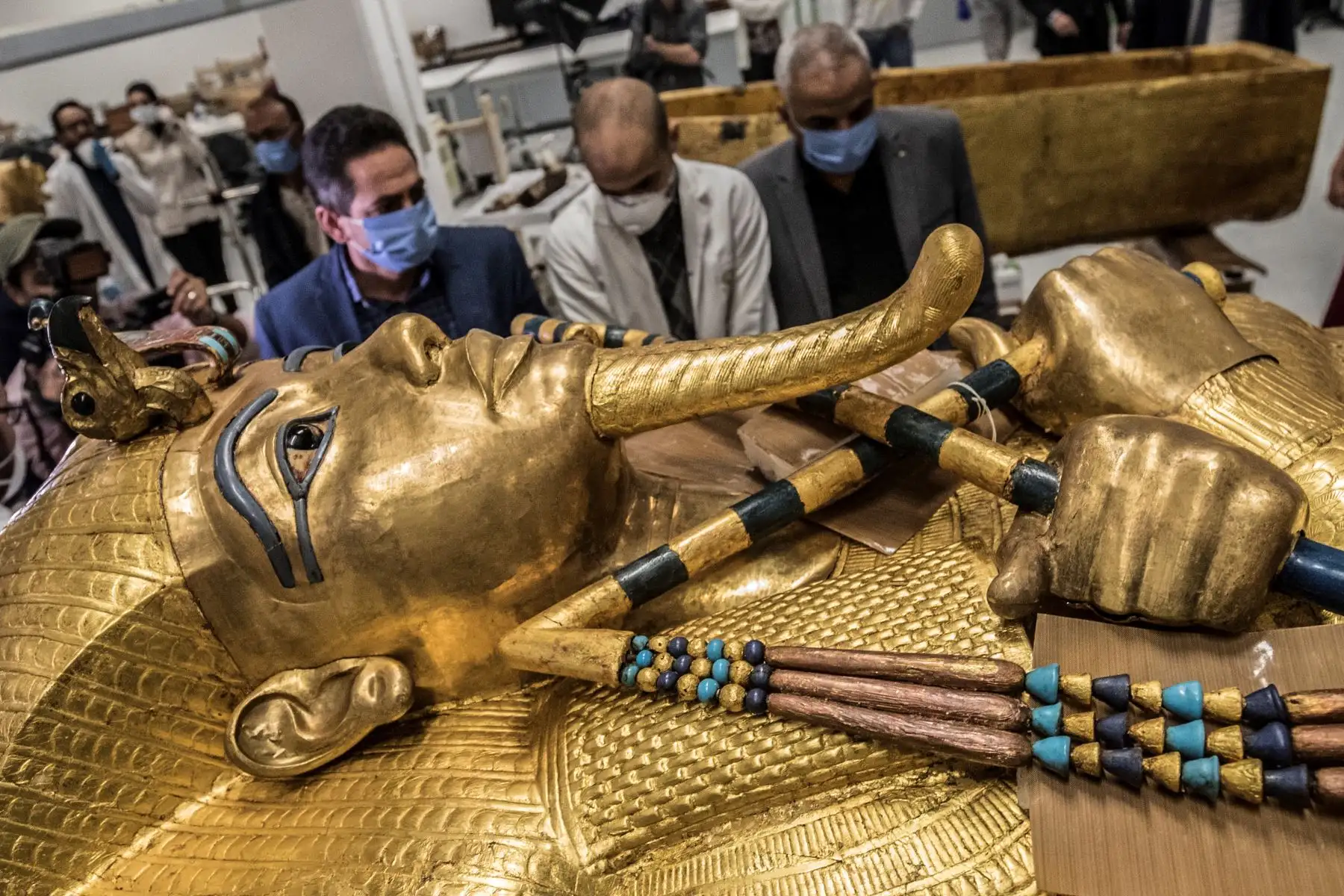 Sarcófago dorado del antiguo faraón egipcio Tutankamón (reinó entre 1342 y 1325 a. C.), ya que se encuentra para restauración en el laboratorio de restauración del recientemente construido Gran Museo Egipcio (GEM) en Giza en las afueras del suroeste de la capital, El Cairo. AFP