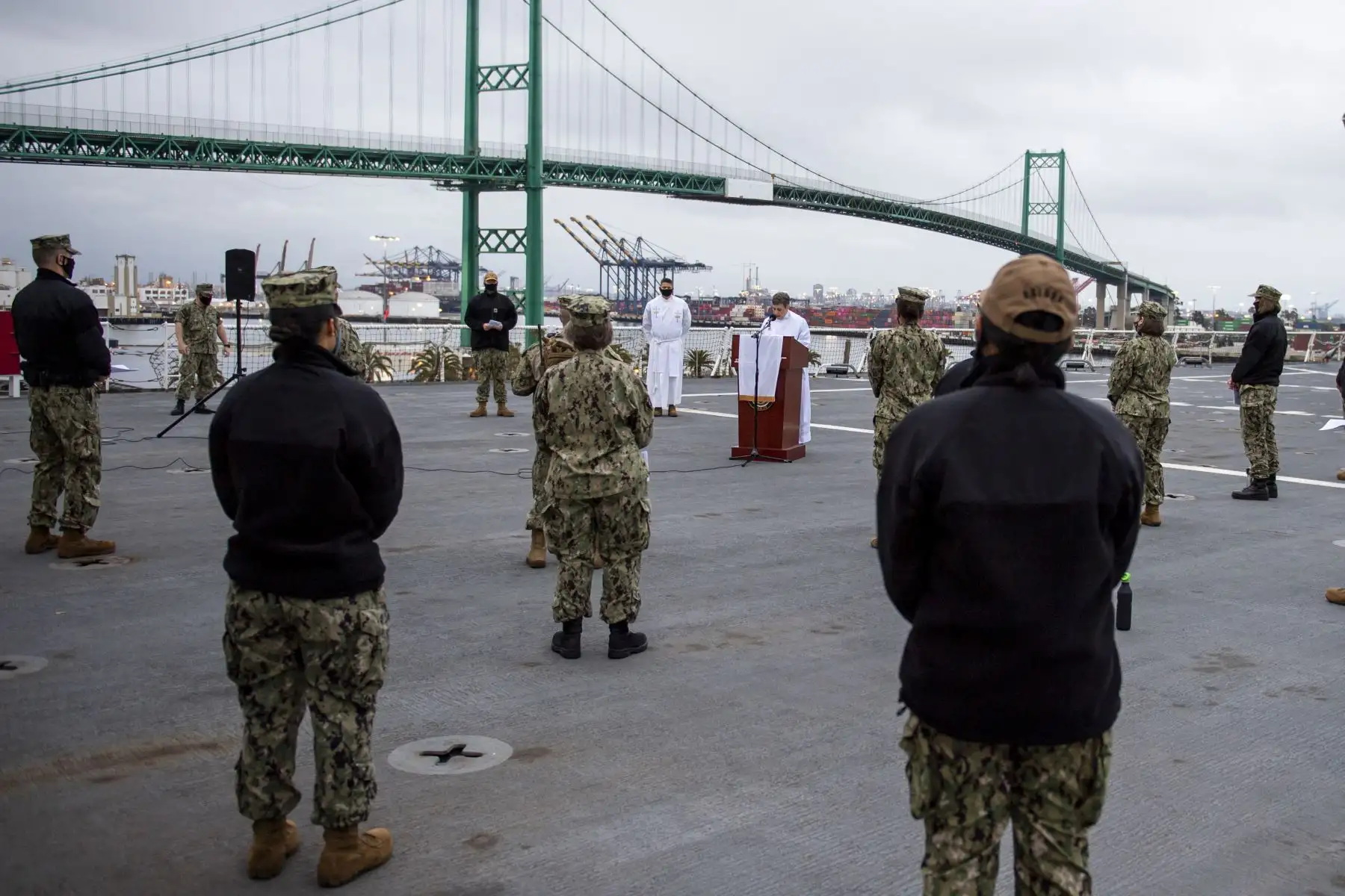 Esta foto de la Marina de los EE. UU. muestra a los marineros que asisten al servicio del amanecer del domingo de Pascua en la cubierta de vuelo a bordo del buque hospital USNS Mercy. AFP