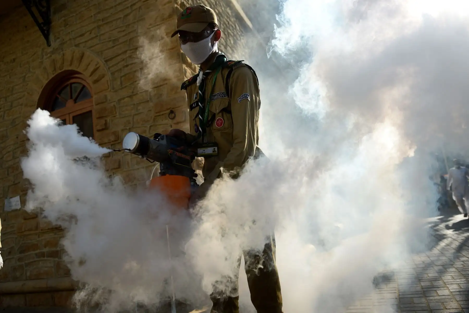 Un trabajador desinfectante en aerosol en las instalaciones de Karachi Press Club durante un bloqueo nacional impuesto por el gobierno como medida preventiva contra el coronavirus COVID-19, en Karachi. AFP