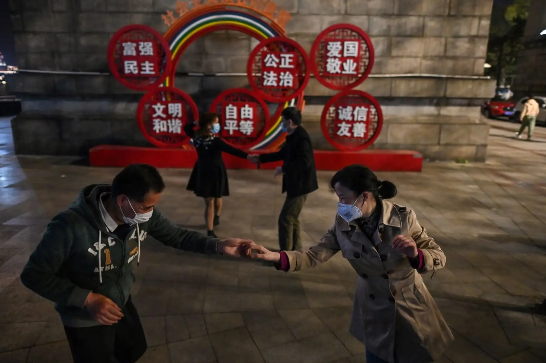 Parejas con mascarillas bailan en un parque junto al río Yangtze en Wuhan, en la provincia central de Hubei en China. AFP