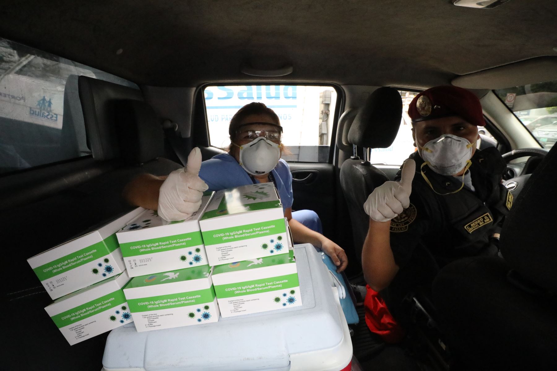 La policía colabora en el traslado del personal médico de EsSalud que realiza pruebas rápidas COVID-19. Foto: ANDINA/Difusión