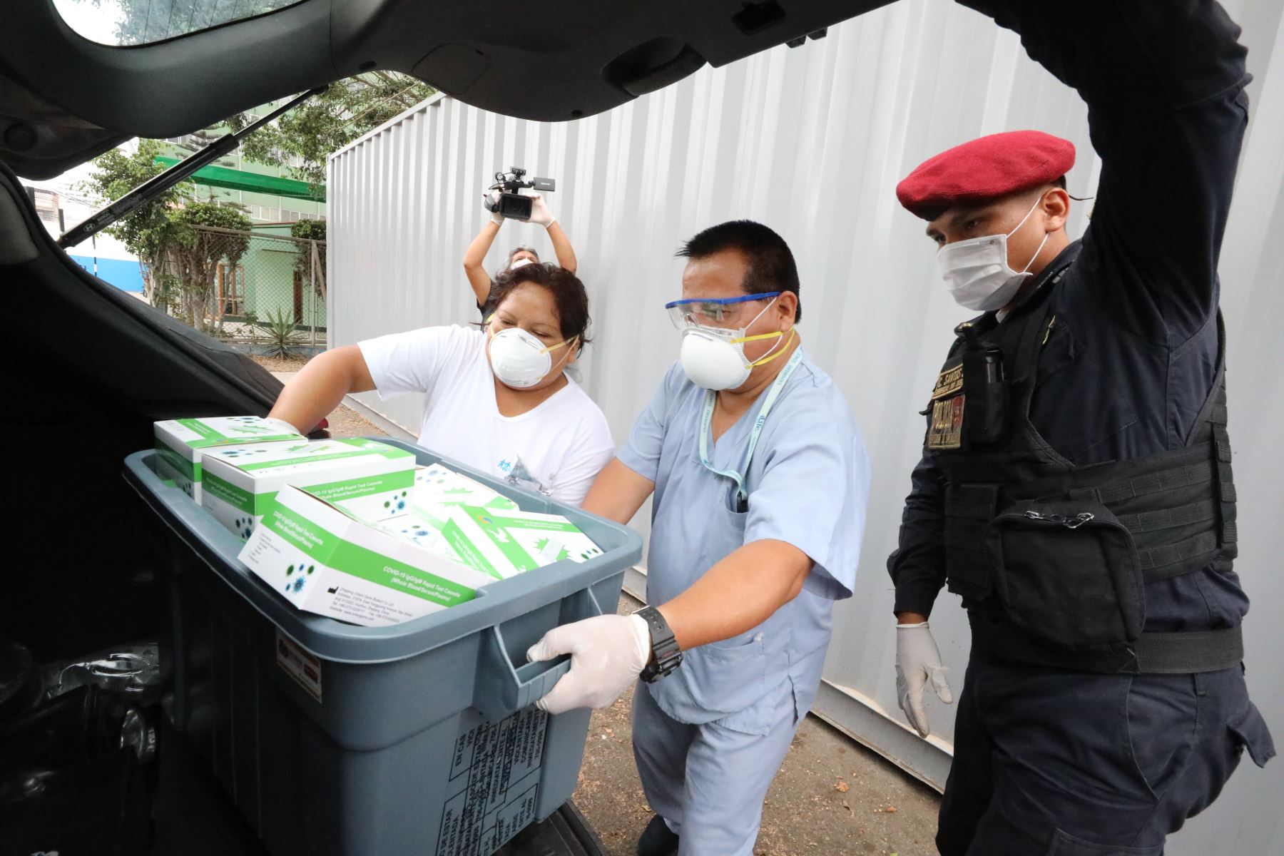 La policía colabora en el traslado del personal médico de EsSalud que realiza pruebas rápidas COVID-19. Foto: ANDINA/Difusión