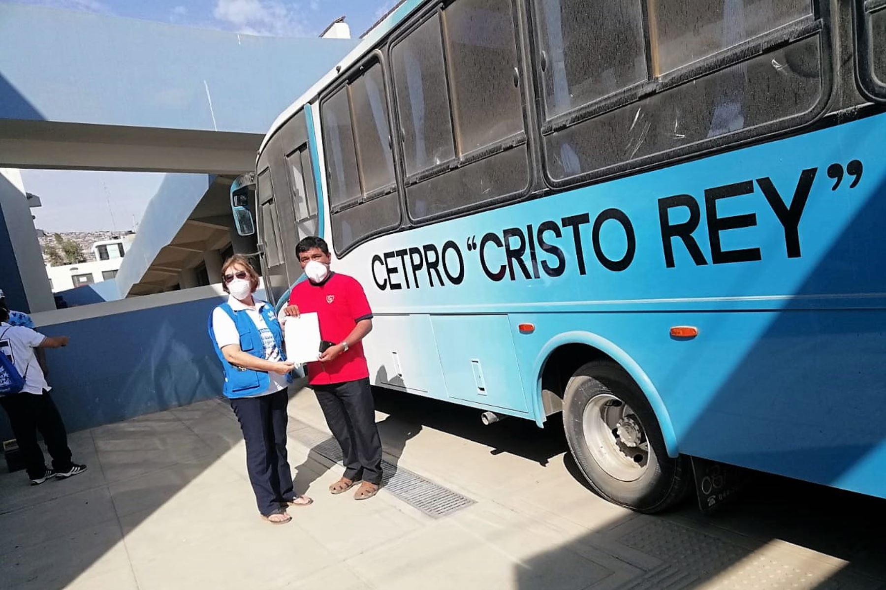 Representantes de la Iglesia y de EsSalud en Trujillo participaron en entrega de bus para apoyar labores de emergencia.