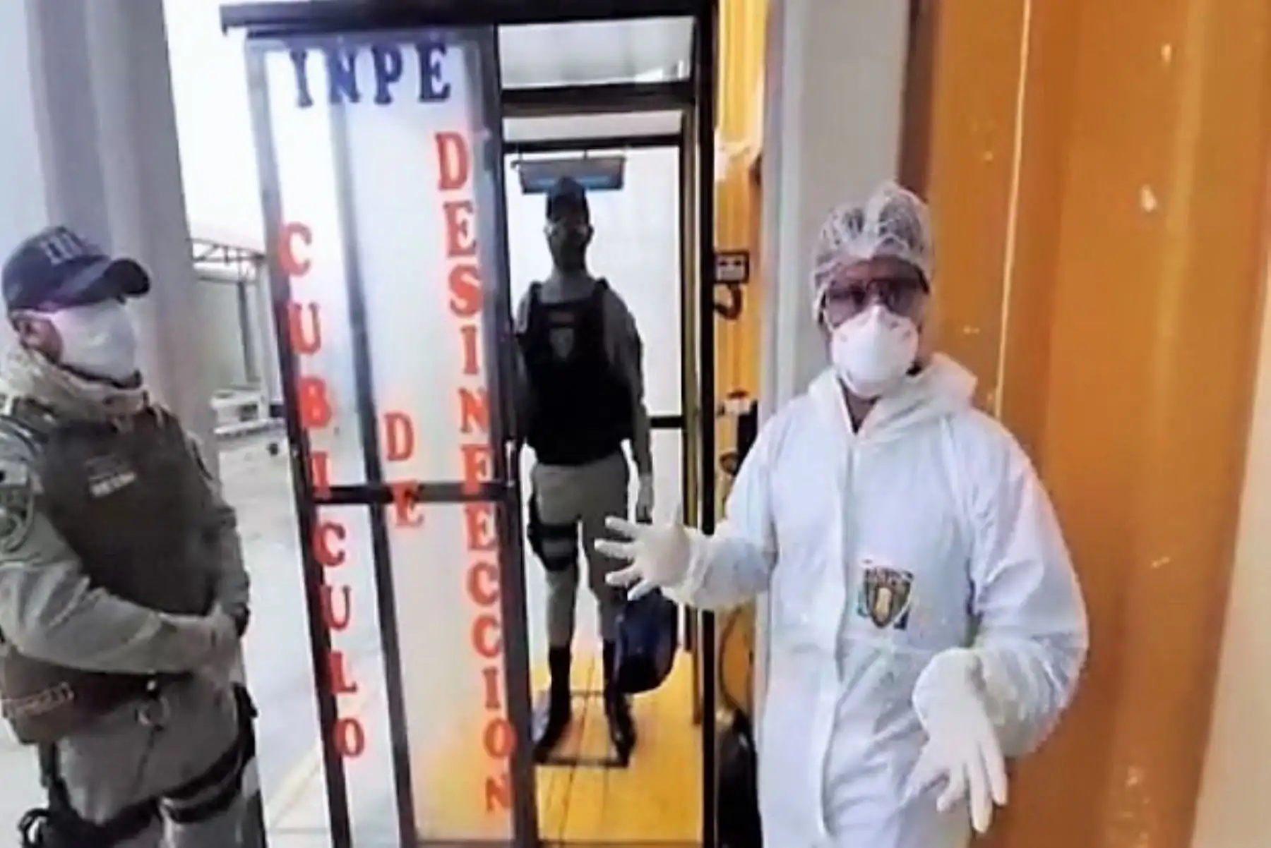 El Inpe aplica novedoso método de desinfección de personas para evitar contagios de coronavirus.