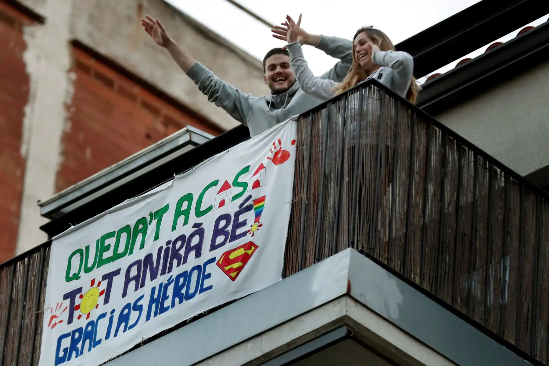Vecinos de Barcelona salen a sus balcones y ventanas para animar y homenajear a los sanitarios. Foto: EFE