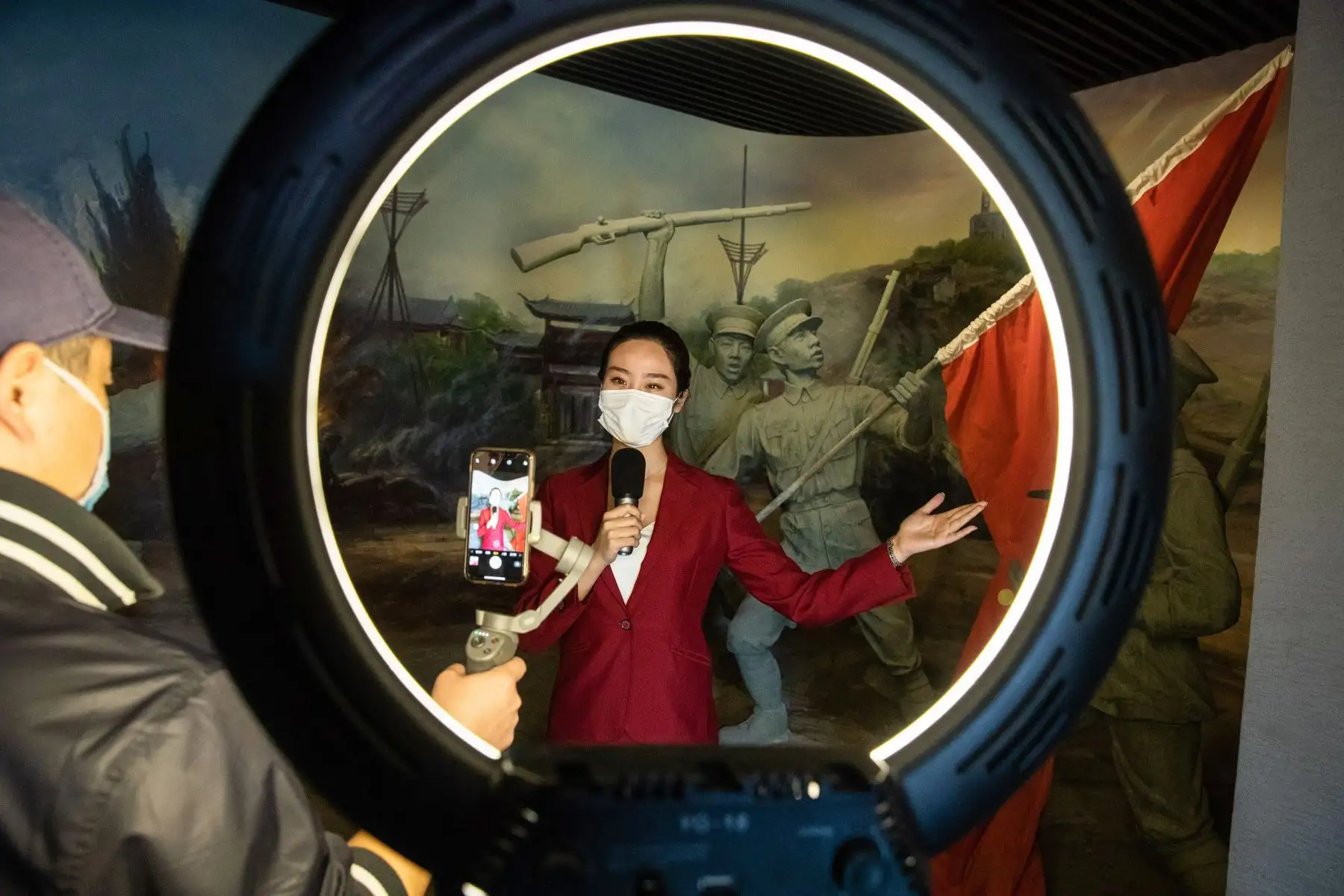 Un miembro del personal dando una presentación en vivo en línea en el Museo del Levantamiento de Wuchang de la Revolución de 1911 en Wuhan.
Foto: AFP