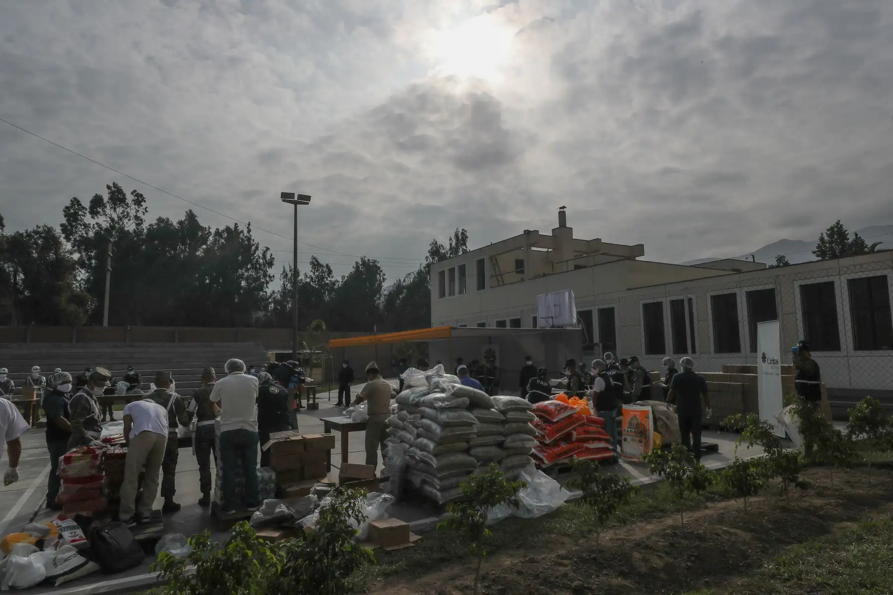 El Ministro de Defensa. Walter Martos participa en el lanzamiento de la campaña Ayúdanos a Ayudar, organizada por Caritas del Peru, America Tv y Canal N para llevar ayuda a más de 30 mil familias en situación de pobreza  a nivel nacional.
Foto: Mindef